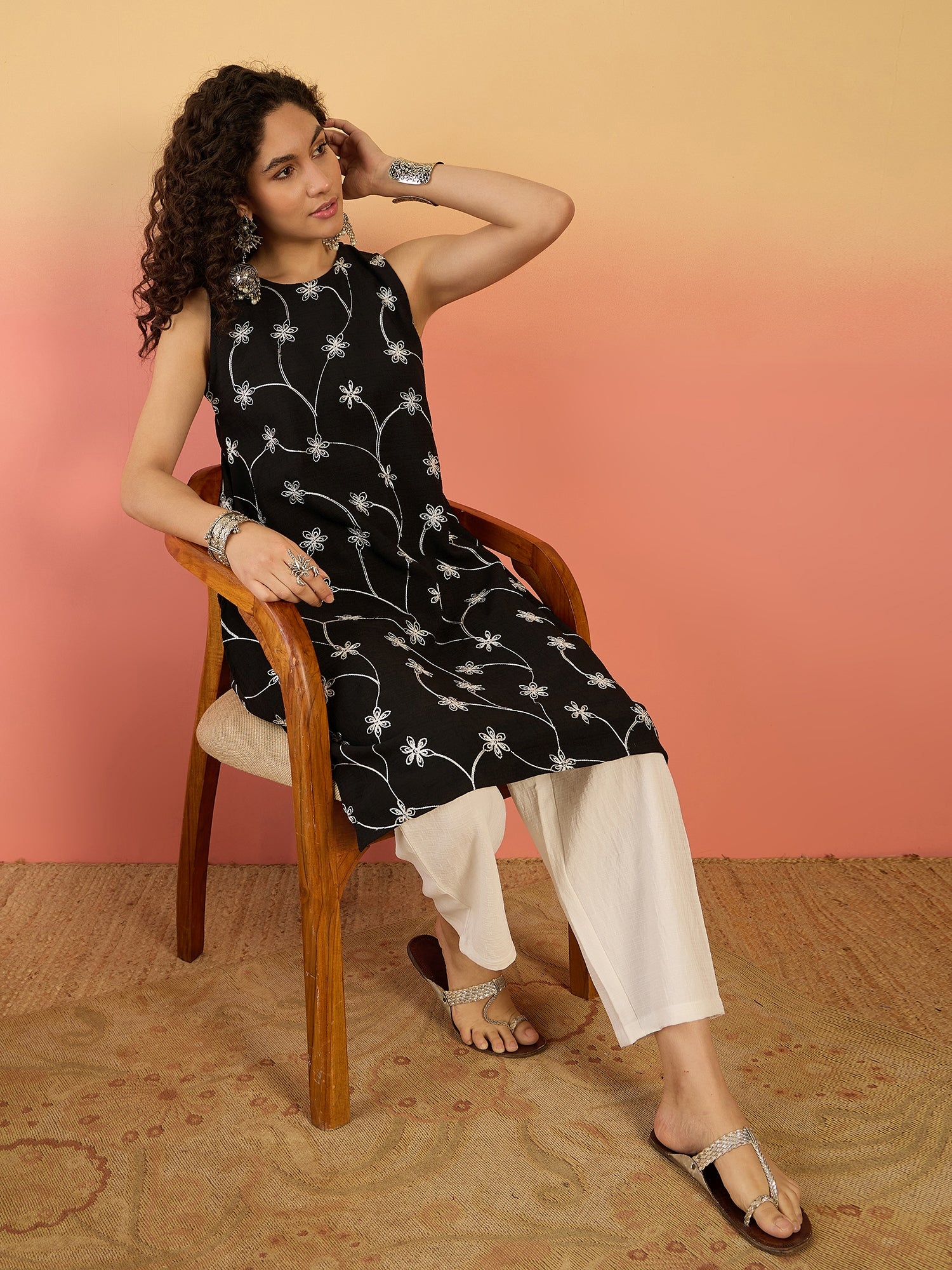 InWeave Black Embroidery R Neck White Set