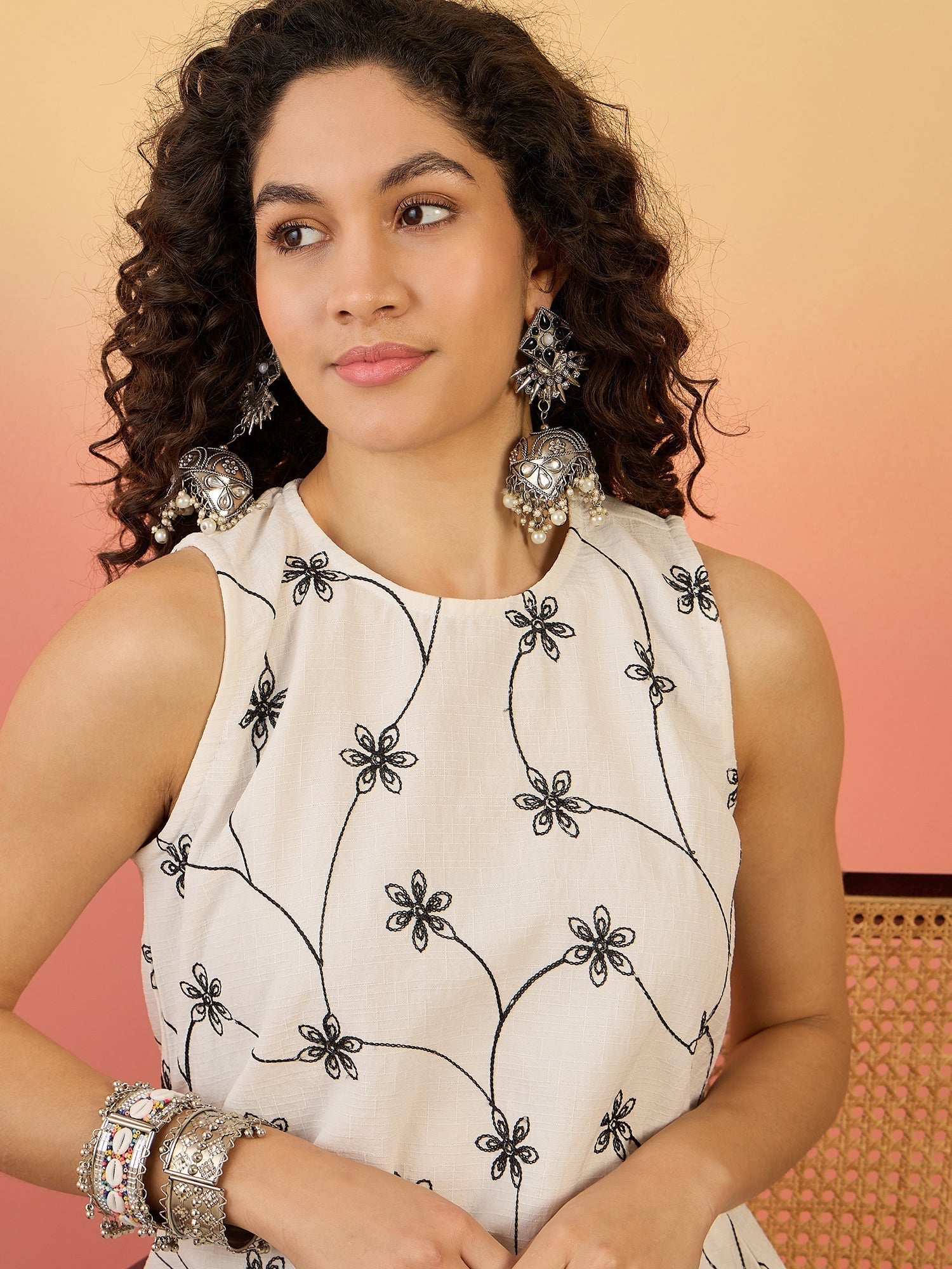 InWeave White Embroidery R Neck Black Set