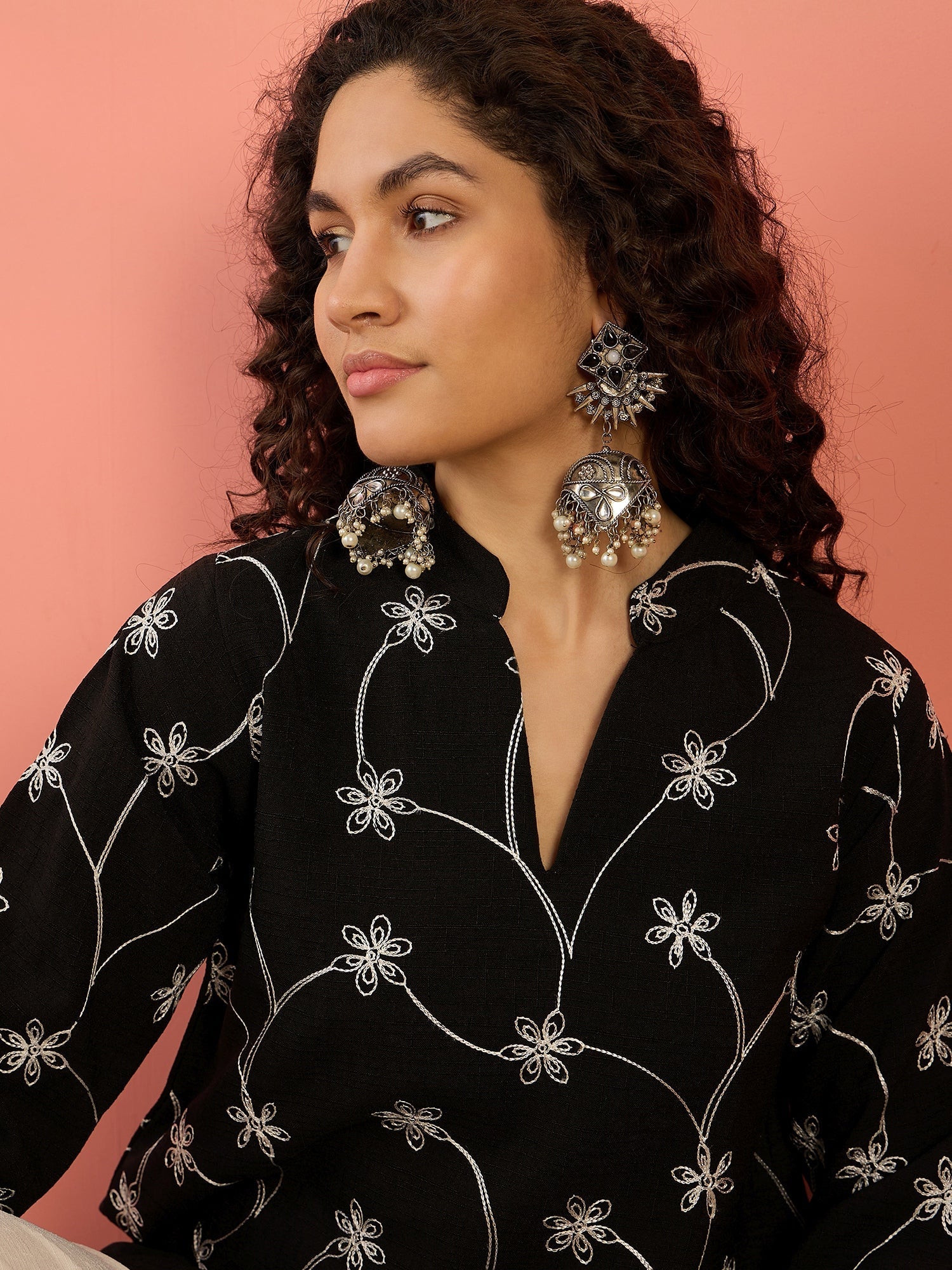 InWeave Black Embroidery Mandarin White Set