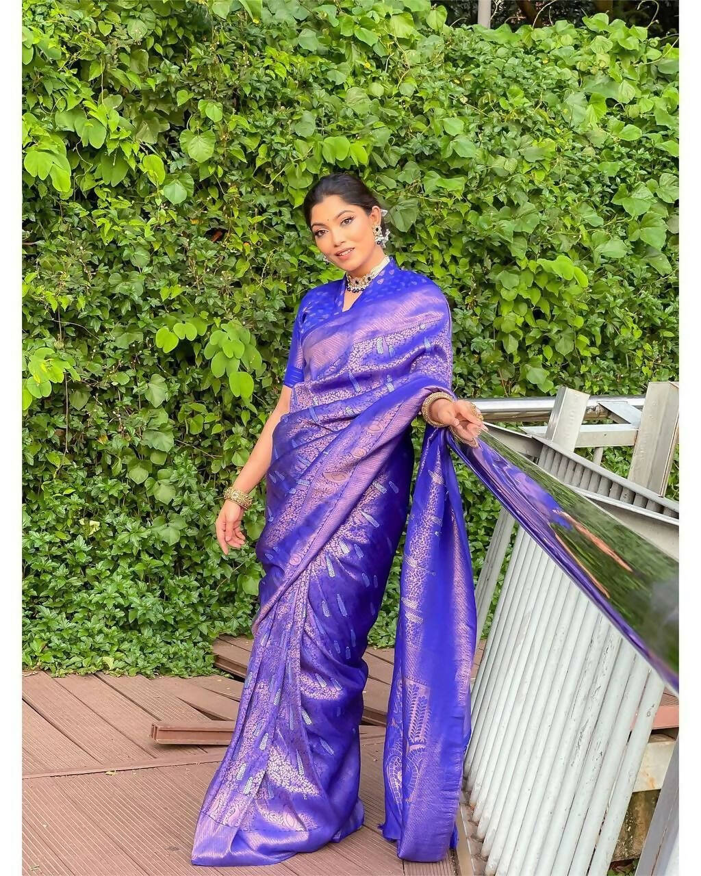 DEIANA'S Beautiful Designer Golden zari Soft Lichi Silk Saree - Royal Blue