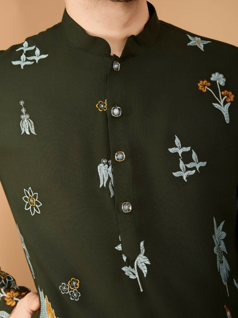 Vastranavya Exclusive Wedding Wear Viscose Rayon Thread Embroidered Work Kurta