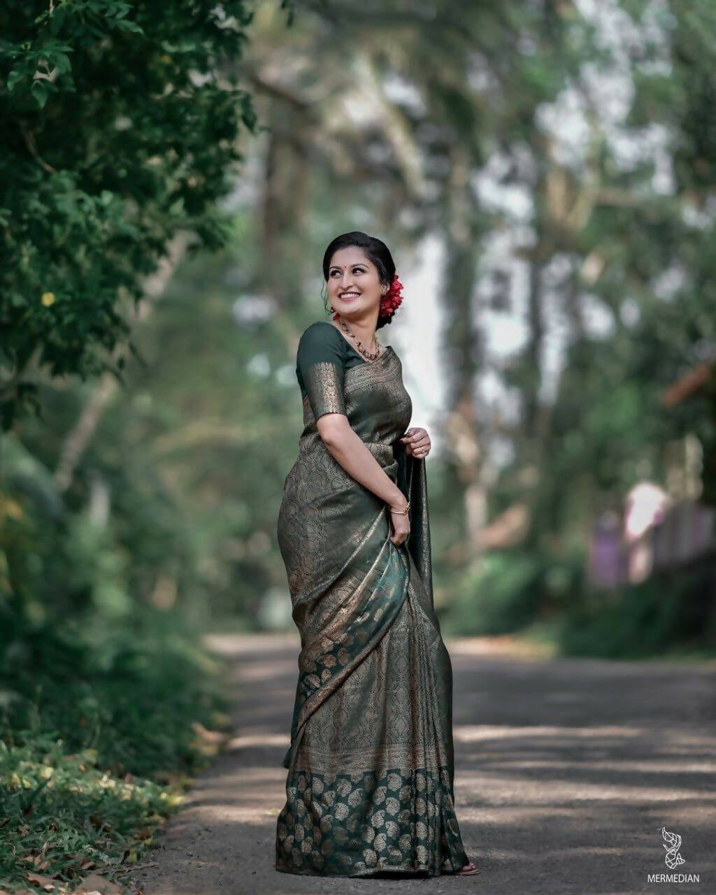 DEIANA'S Beautiful Designer Golden zari Soft Lichi Silk Saree - Green