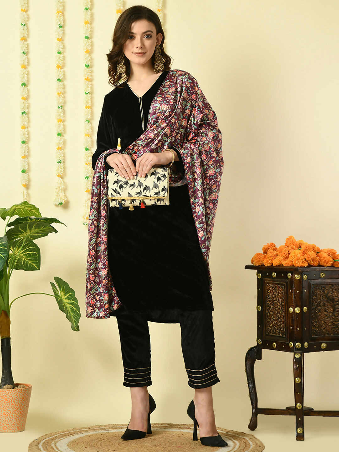 Myshka Women's Black Velvet Kurta & Trousers With Dupatta Party Sets