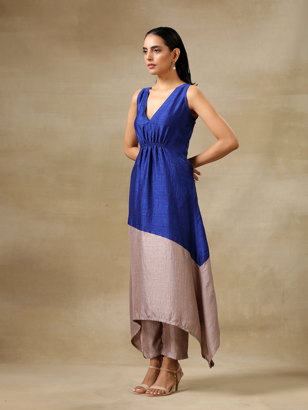 trueBrowns Blue and Grey Textured Silk Sleeveless Round Hemline Kurta Pant Set | Relove