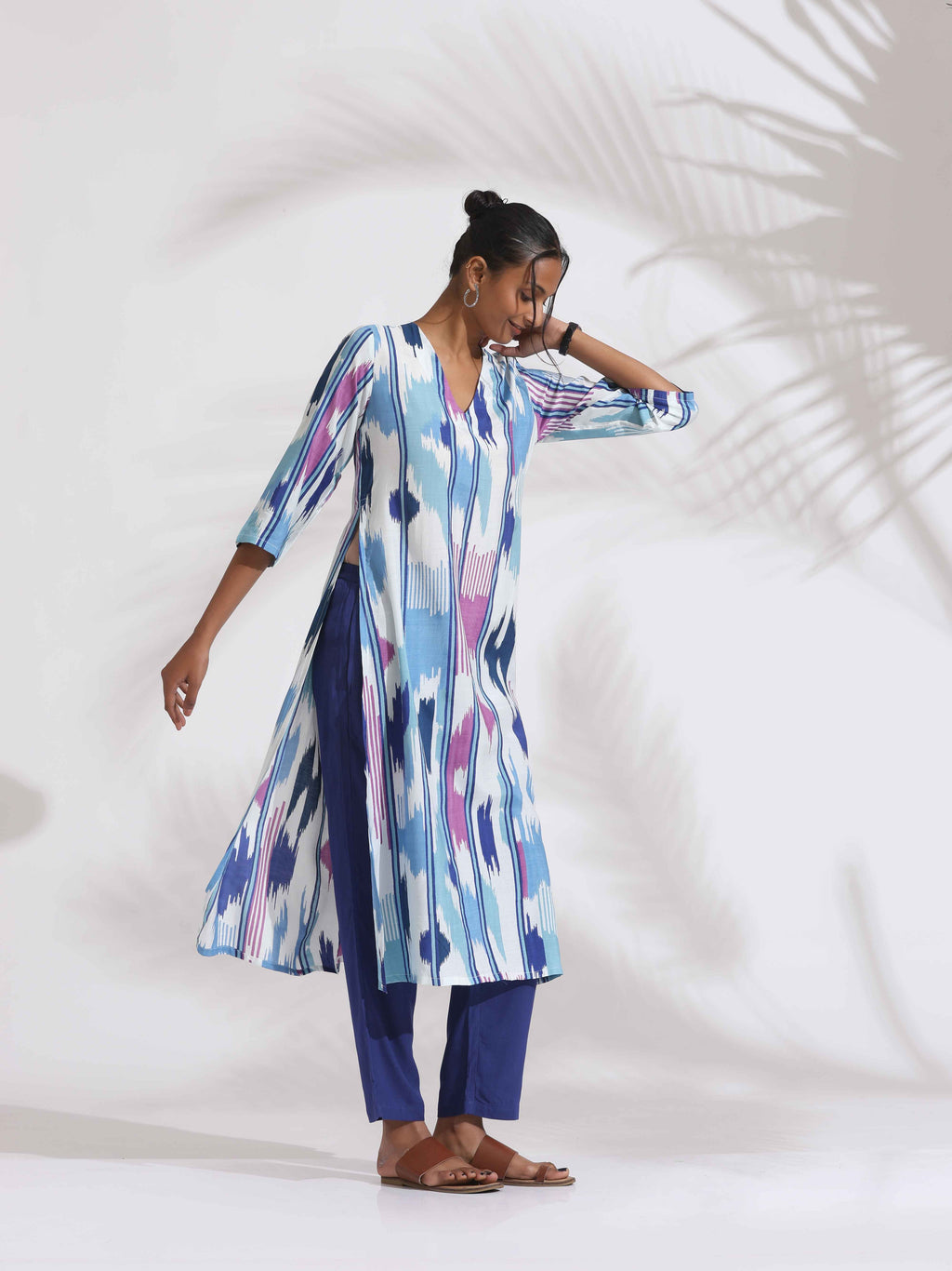 trueBrowns Blue Ikat Print Muslin Kurta Set - Distacart