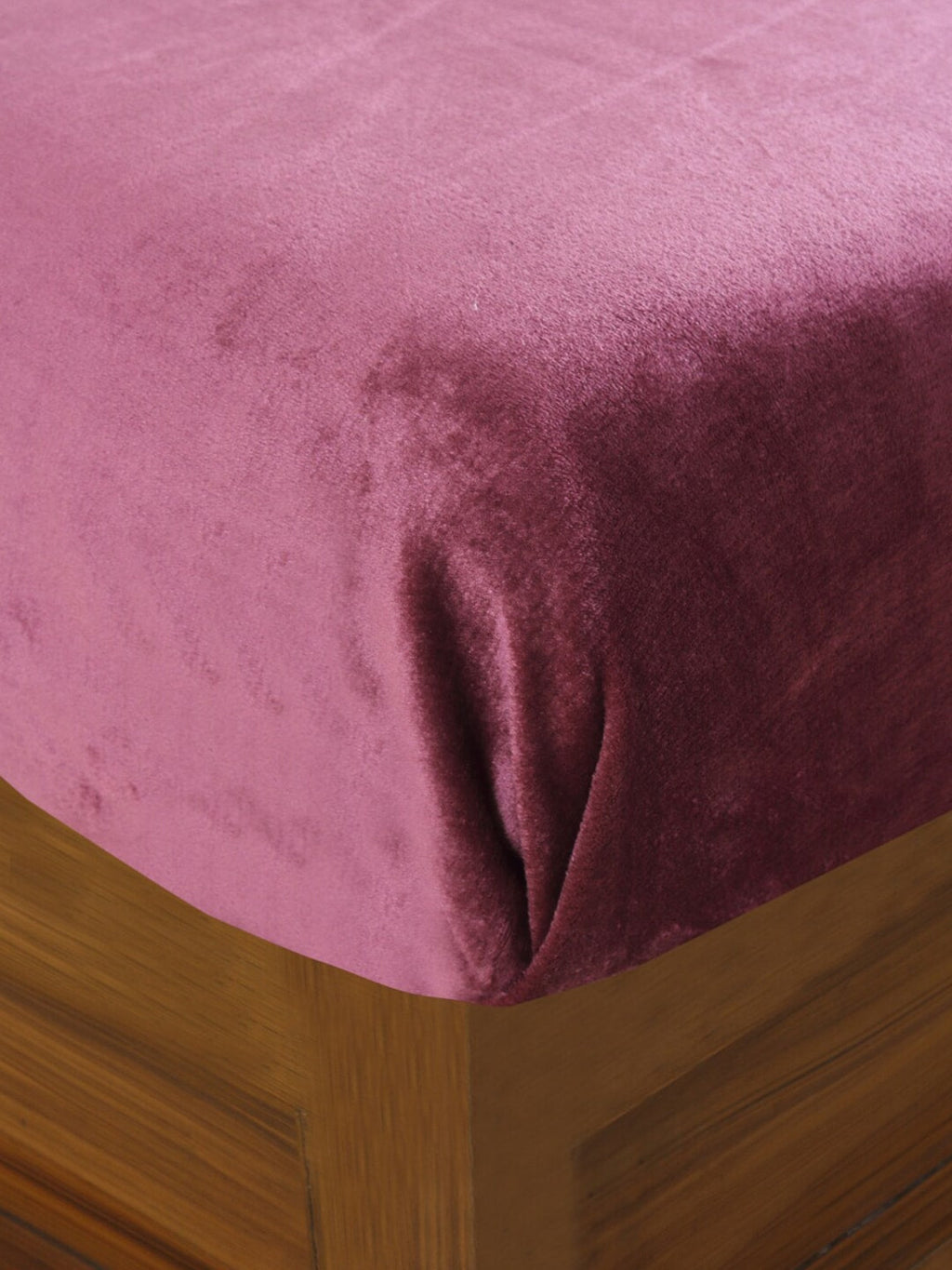 Nendle Magenta Woollen 400 TC King Bedsheet with 2 Pillow Covers