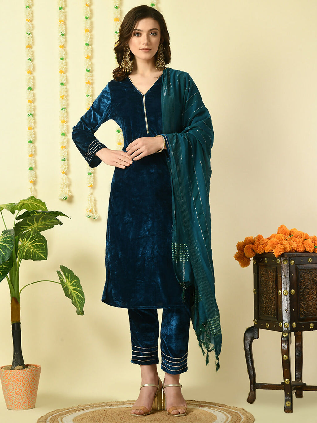 Myshka Women's Teal Velvet Kurta & Trousers With Dupatta Party Sets