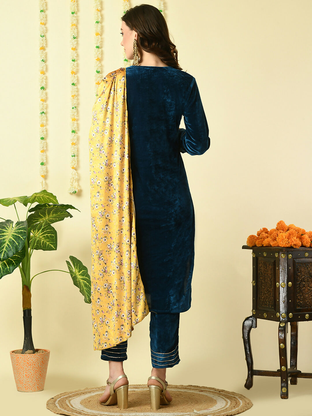 Myshka Women's Teal Velvet Kurta & Trousers With Dupatta Party Sets