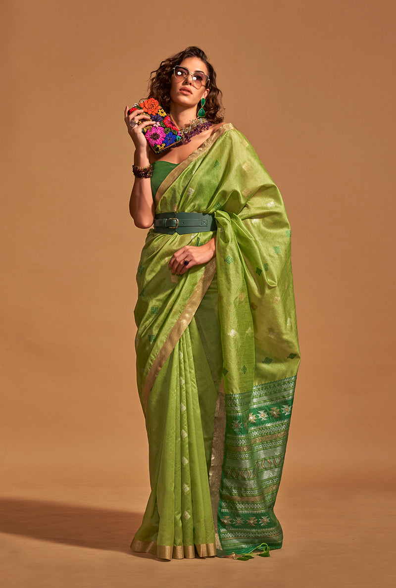 Monjolika Fashion Weaving Handloom Silk Classic Saree In Ligth Parrot Green