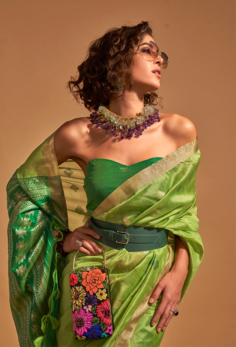Monjolika Fashion Weaving Handloom Silk Classic Saree In Ligth Parrot Green
