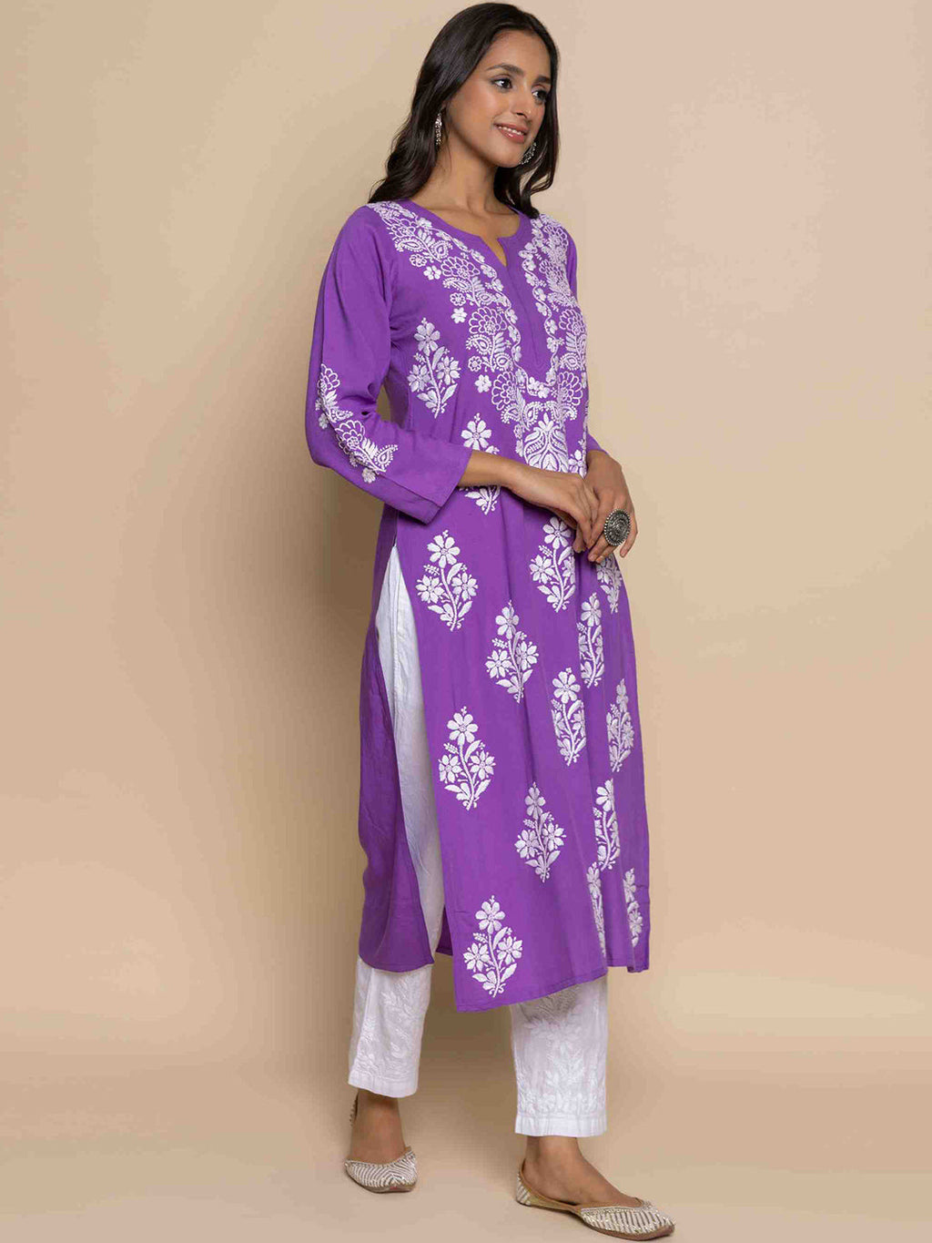 HOUSE OF KARI Floral Chikankari Embroidered Notched Round Neck Straight Kurta