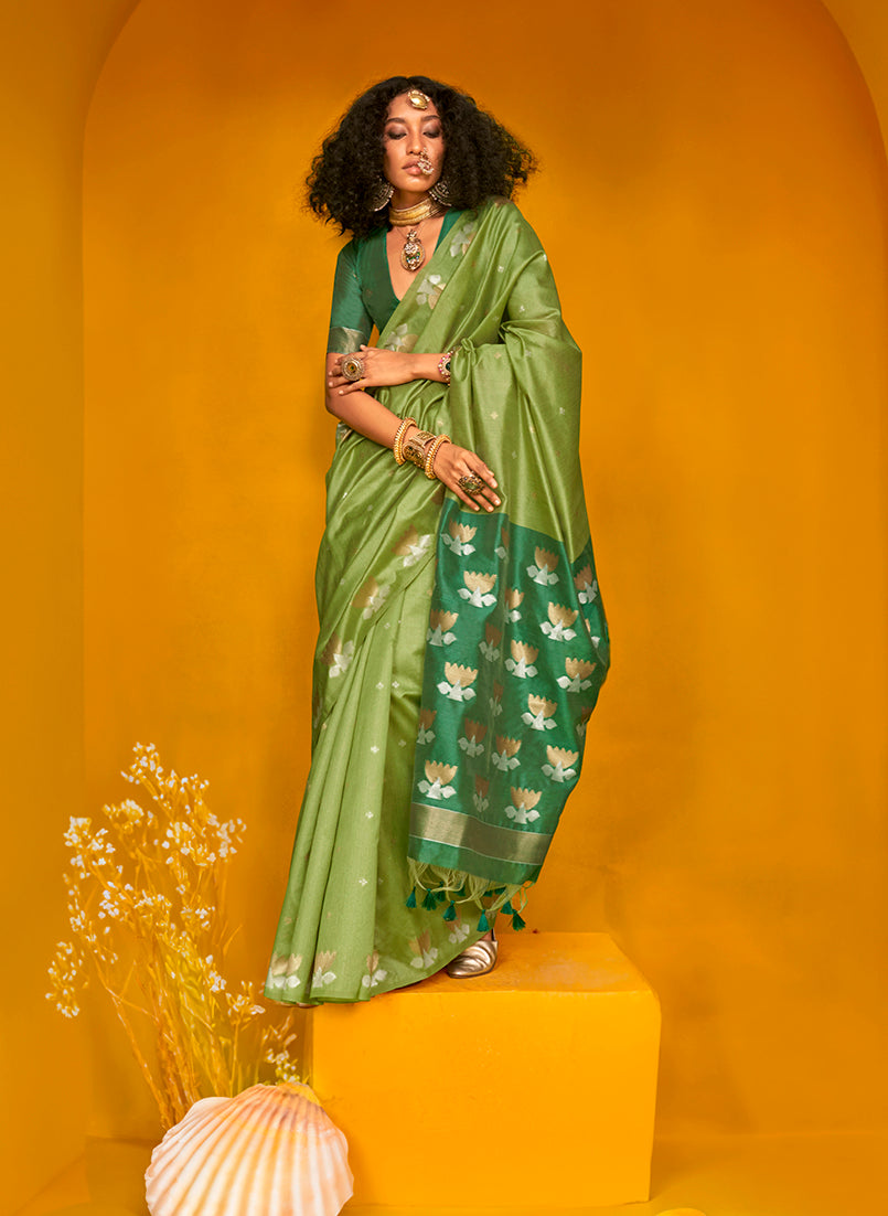 Monjolika Fashion Green Handloom Silk Weaving Zari Designer Saree