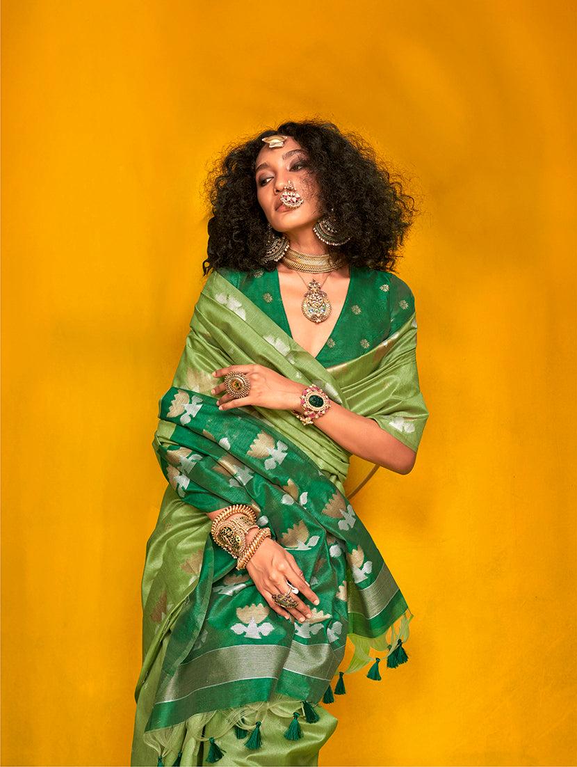 Monjolika Fashion Green Handloom Silk Weaving Zari Designer Saree