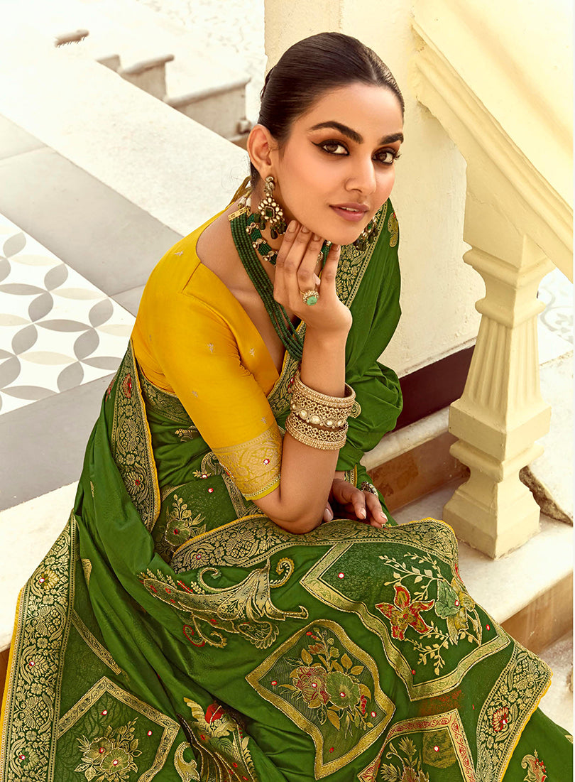 Monjolika Fashion Silk Blend Weaving Green Traditional Saree