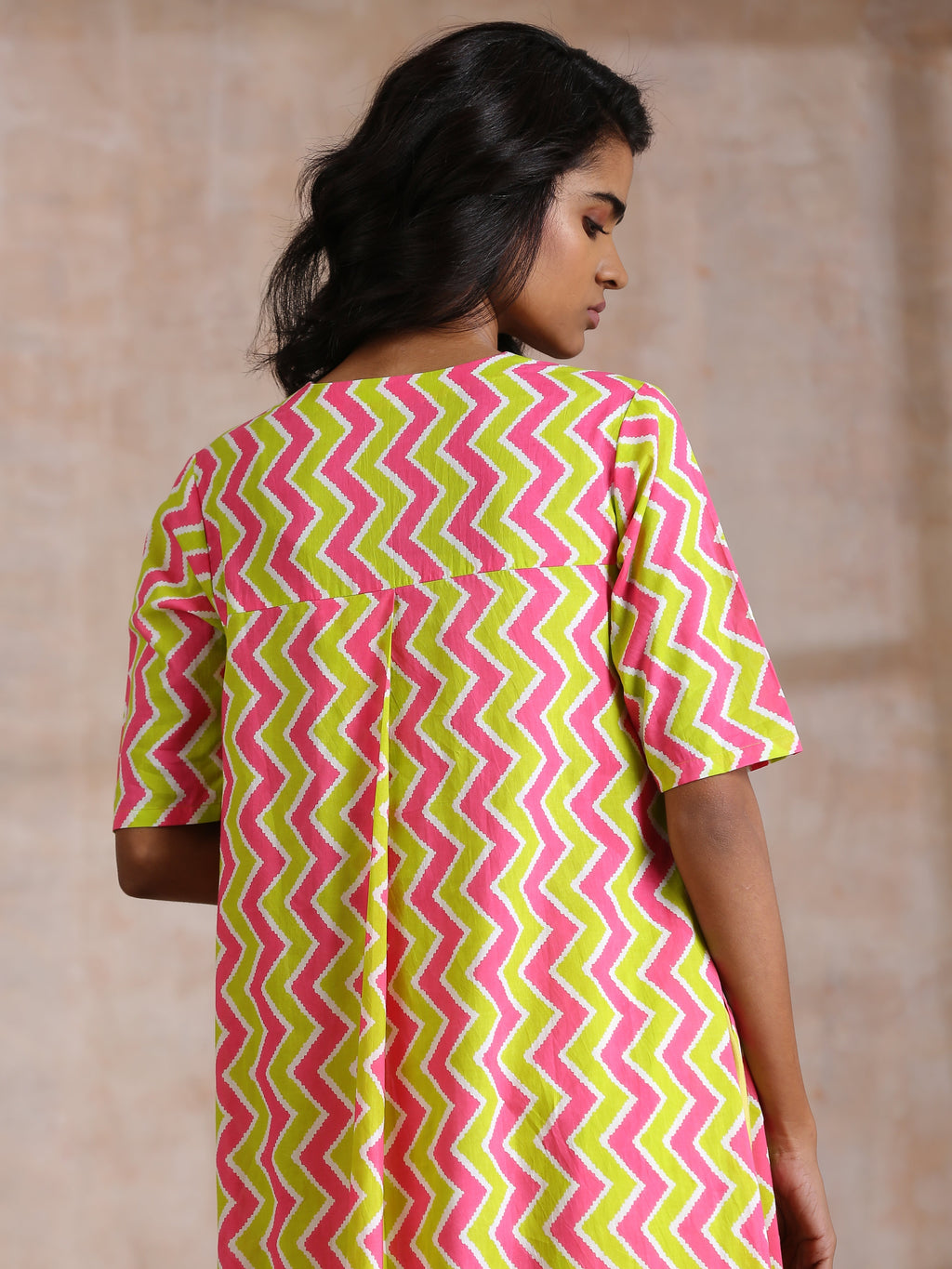 trueBrowns Lime Pink Zig-Zag Lines Print Cotton Kurta Pant Set | Relove - Distacart