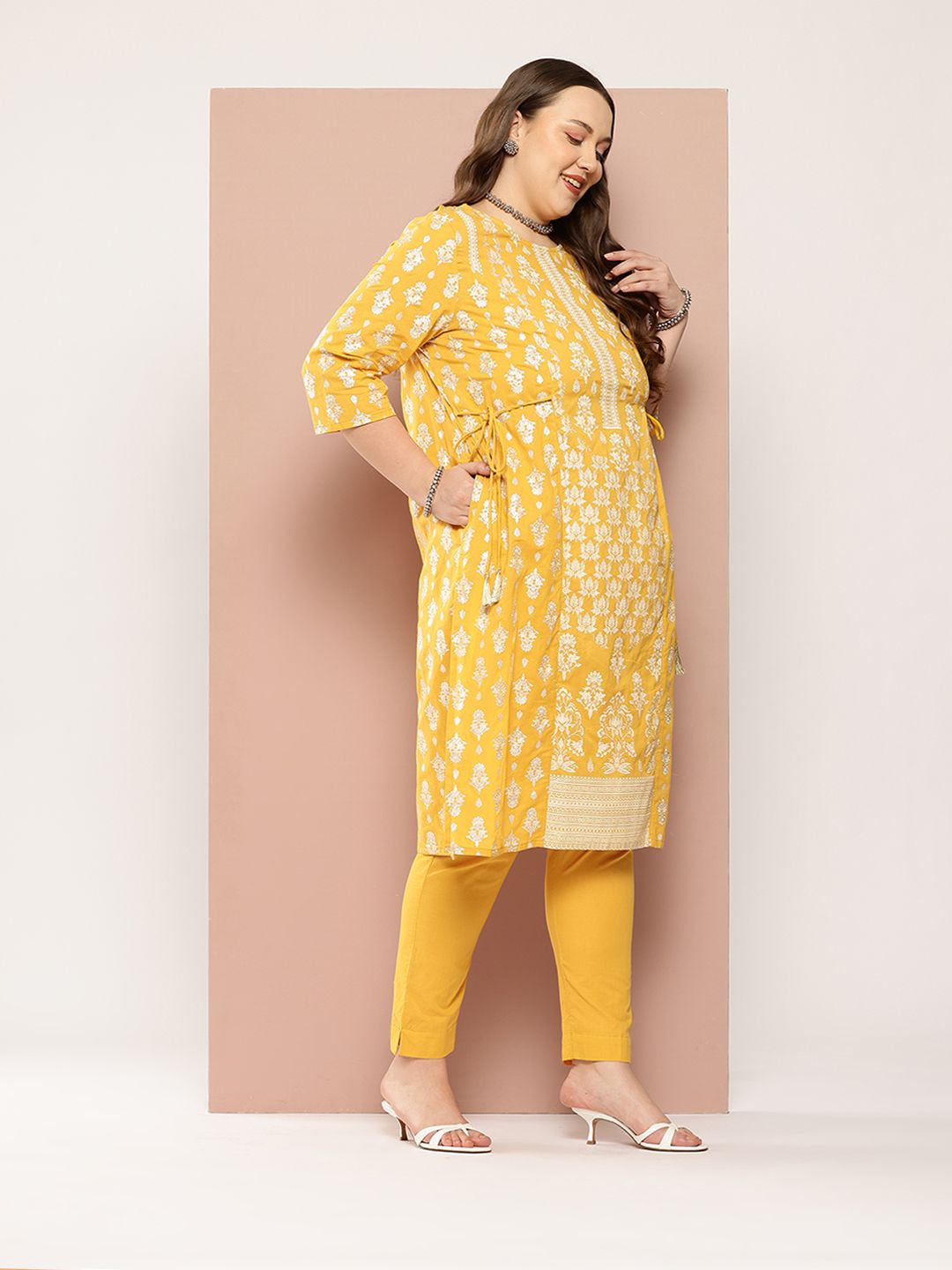 Sztori Plus-Size Gotta Patti Ethnic Motif Print Pure Cotton Kurta with Trousers & Dupatta