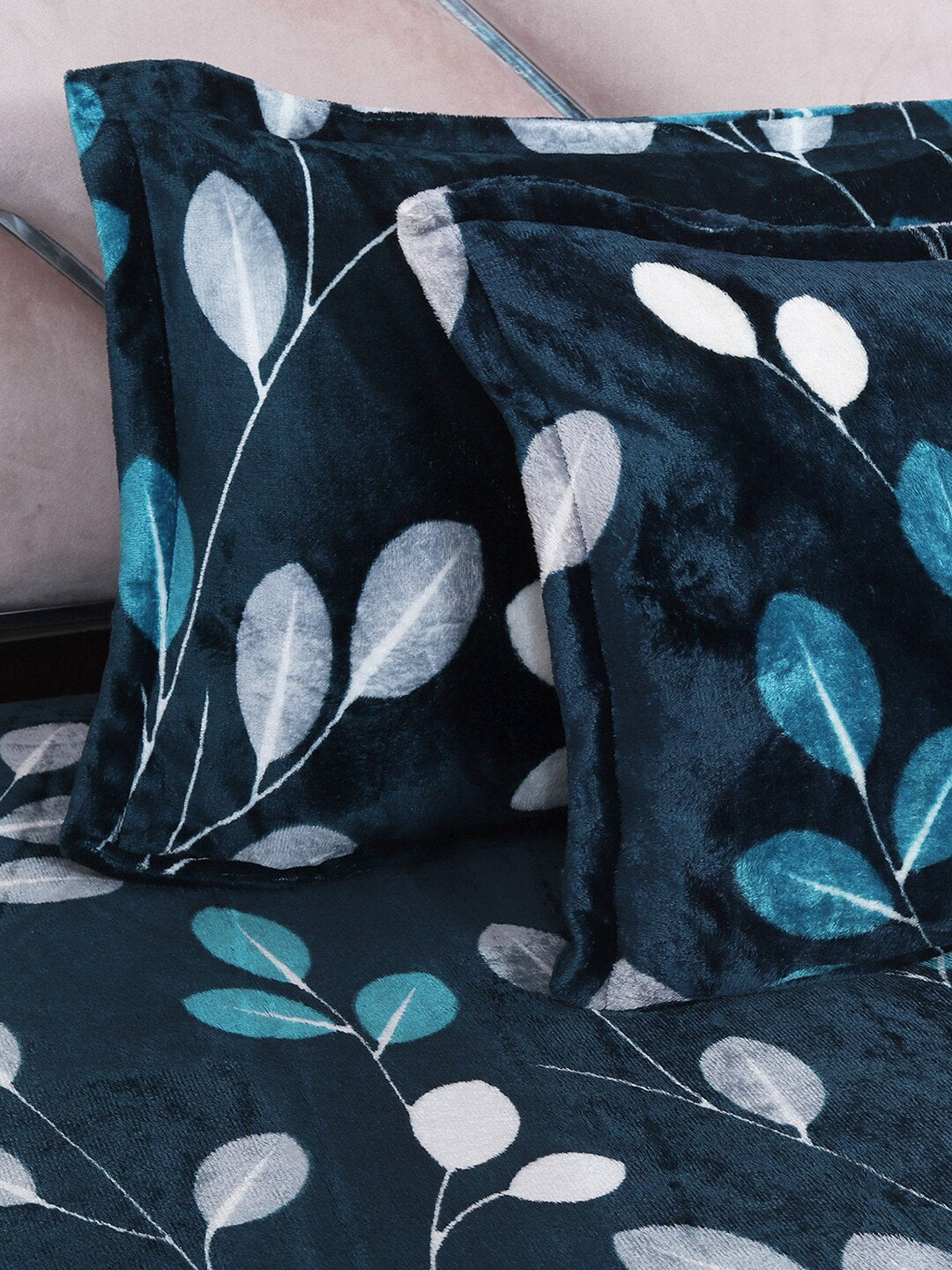 Cloth Fusion Blue & White Floral Velvet Warm 104 TC King Bedsheet With 2 Pillow Covers