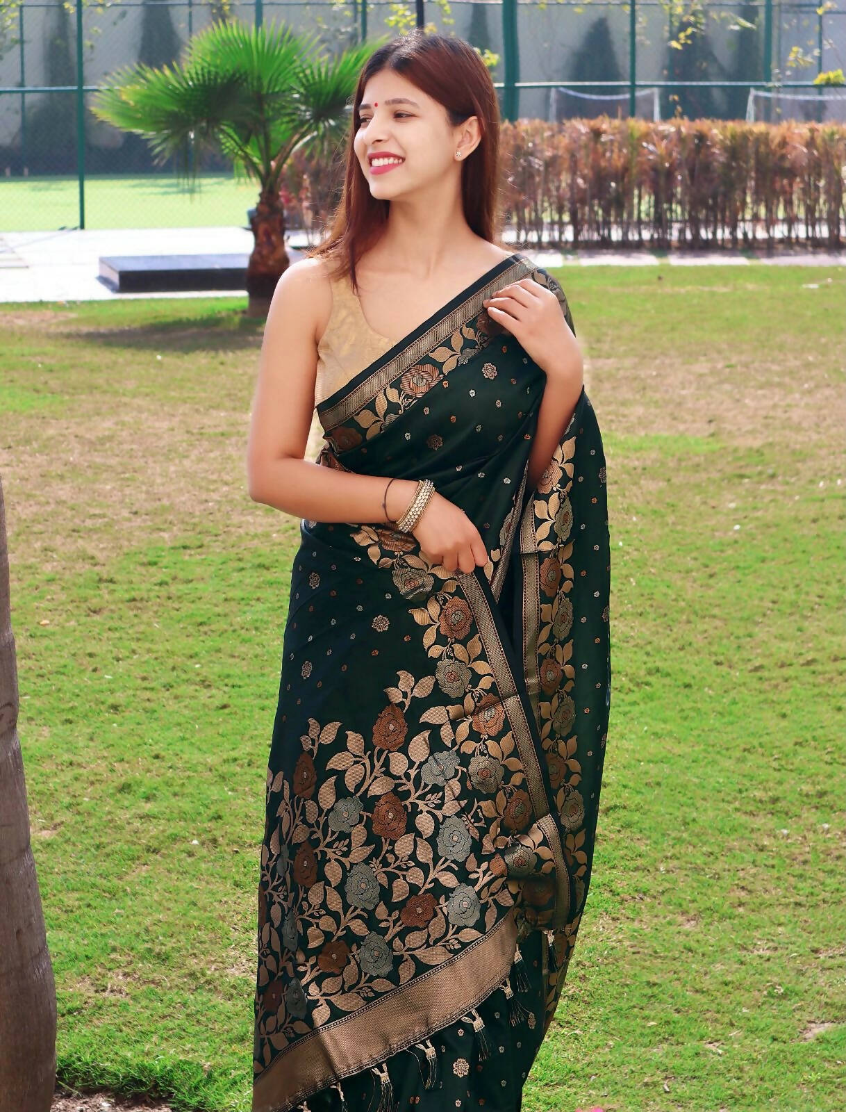 DEIANA'S Beautiful Designer Golden zari Soft Lichi Silk Saree - Green