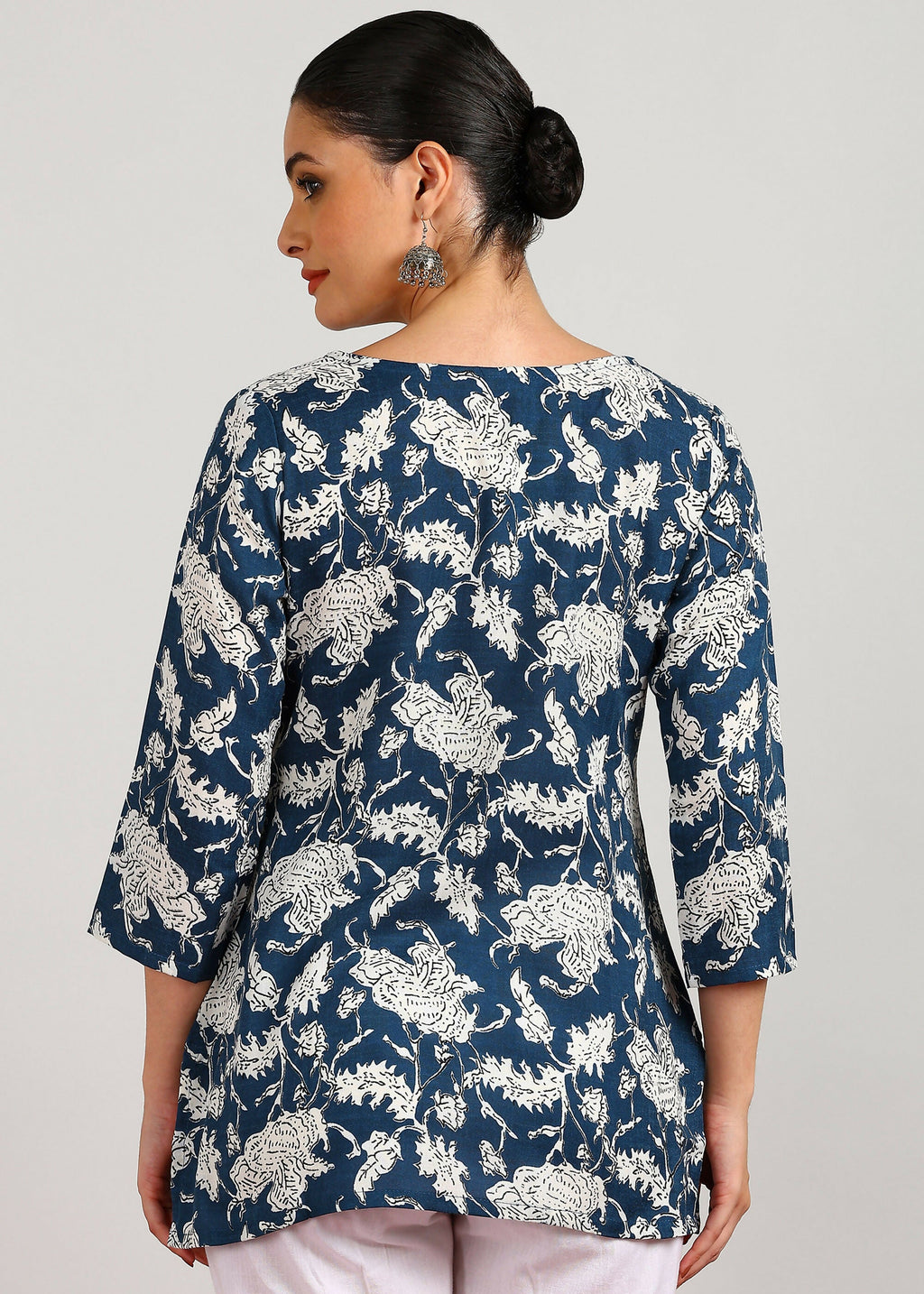 Aavyora Women's Navy Blue & White Floral Printed Tunic - Distacart
