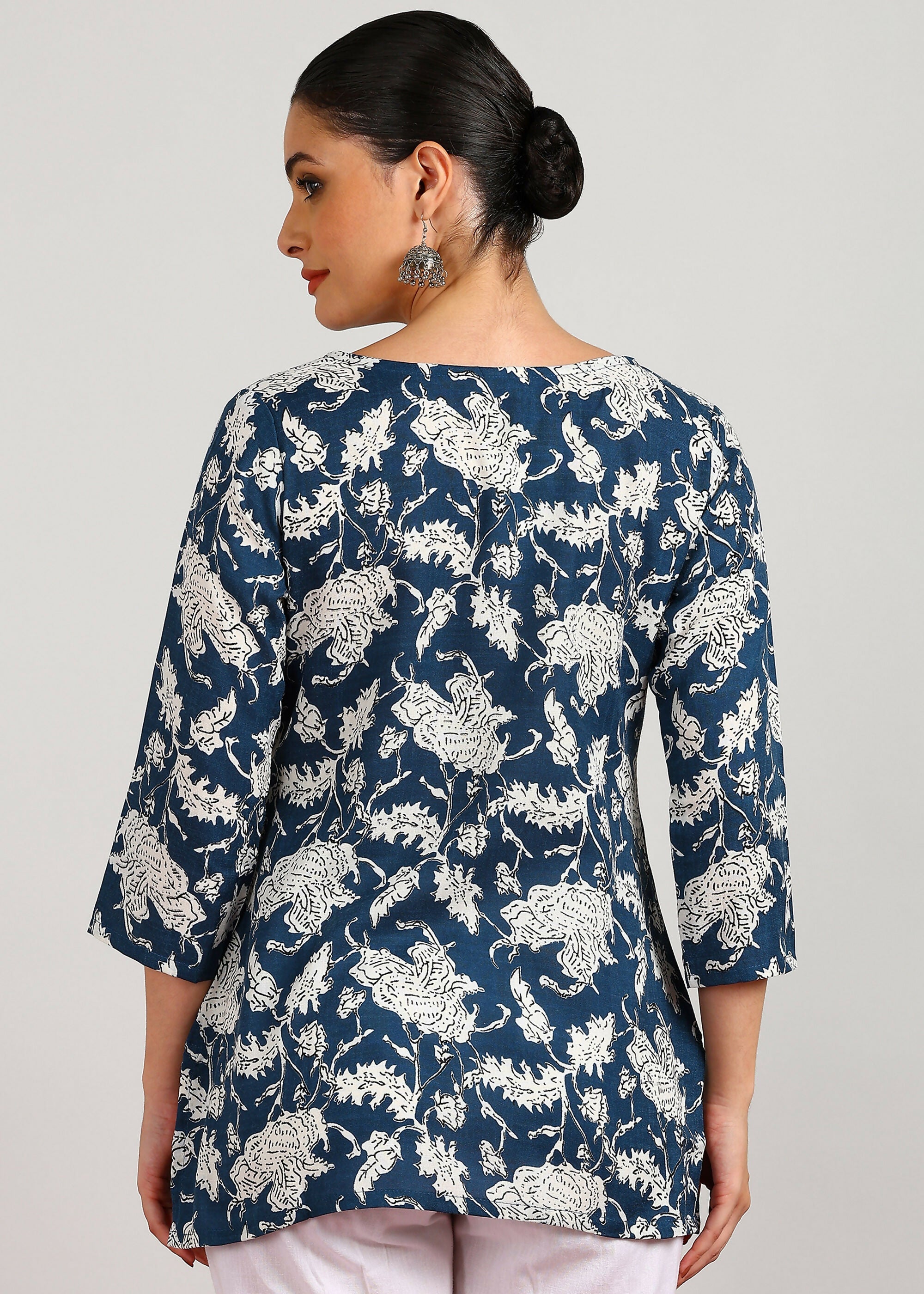 Aavyora Women's Navy Blue & White Floral Printed Tunic - Distacart