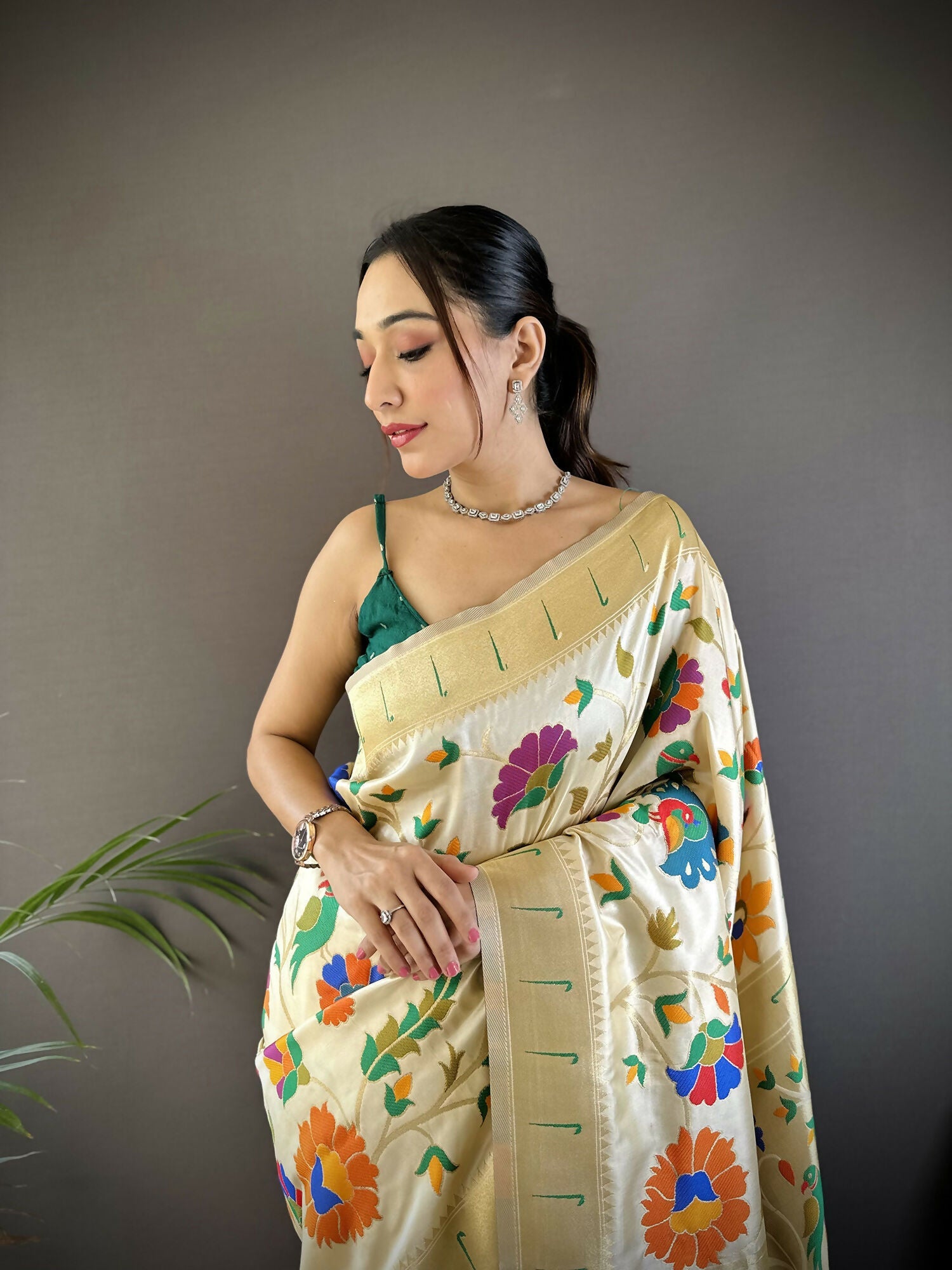 Joban Fashion Off-White  Zari Woven Floral Motifs Soft Silk Paithani Silk Saree - Distacart
