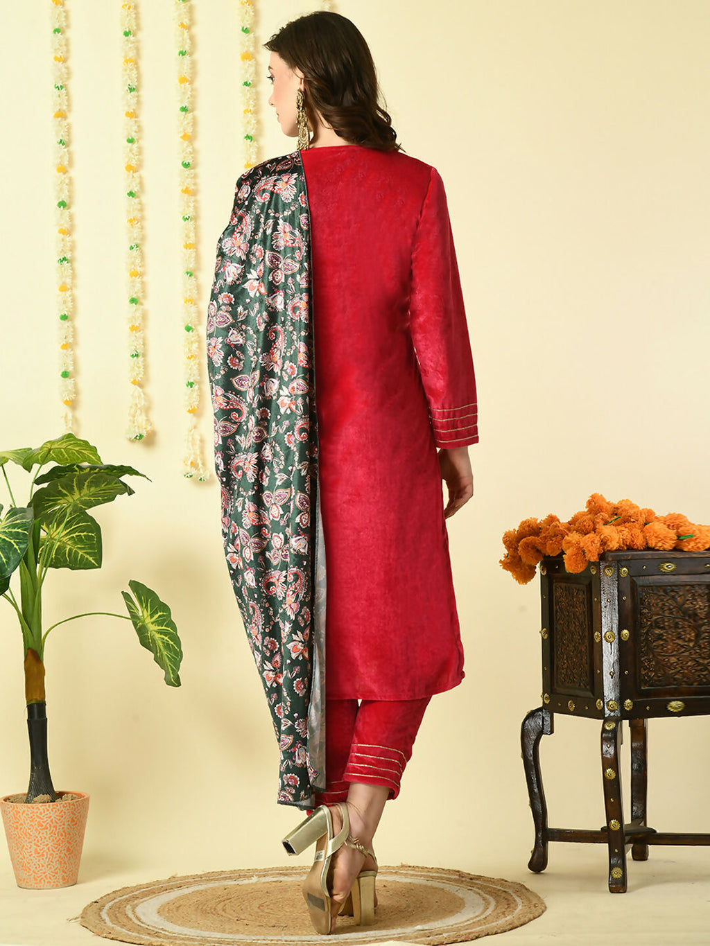 Myshka Women's Pink Velvet Kurta & Trousers With Dupatta Party Sets