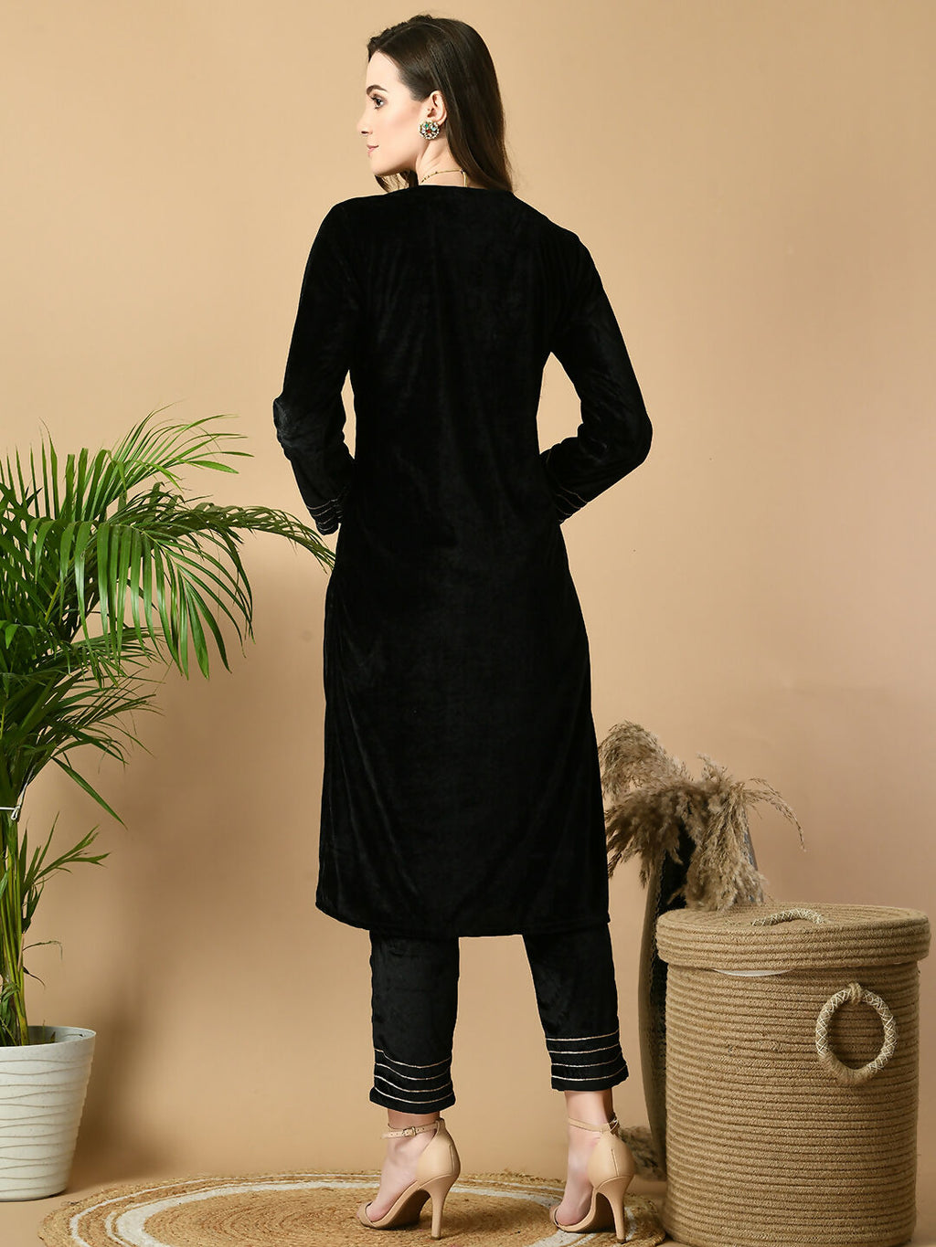 Myshka Women's Black Velvet Kurta With Trousers Party Sets