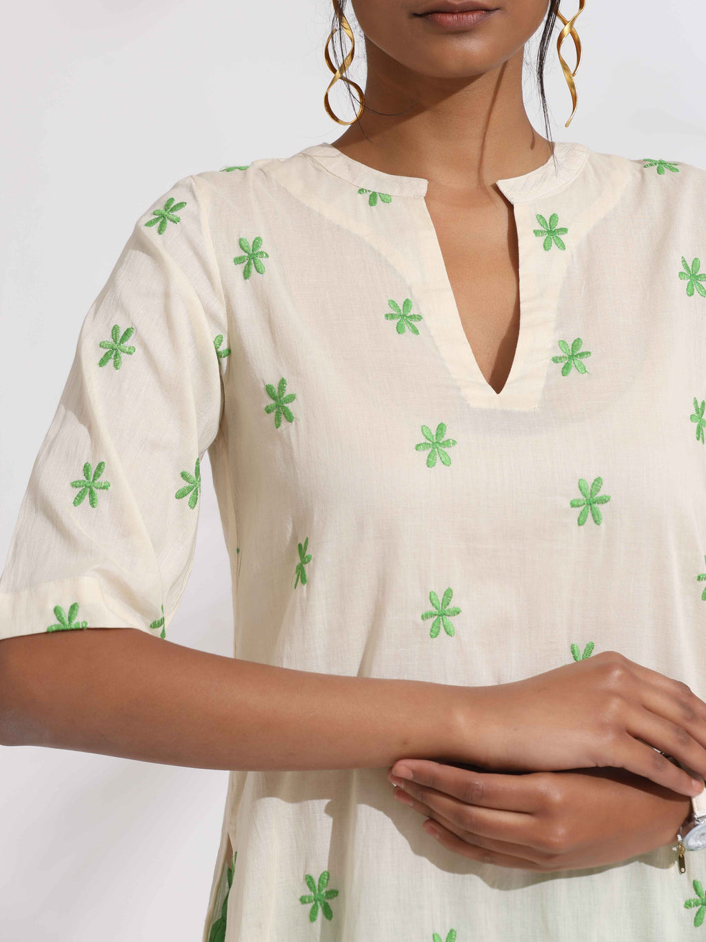 trueBrowns Off-White Cotton Floral Embroidered Straight Kurta Set - Distacart