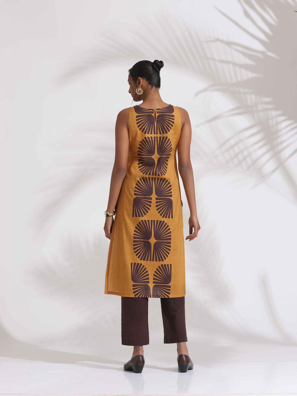 trueBrowns Brown Cotton Print Sleeveless Kurta Set - Distacart