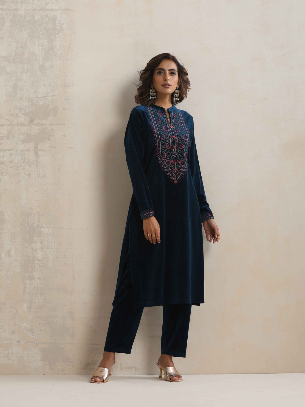 trueBrowns Blue Velvet Floral Embroidered Kurta Pant Dupatta Set - Distacart
