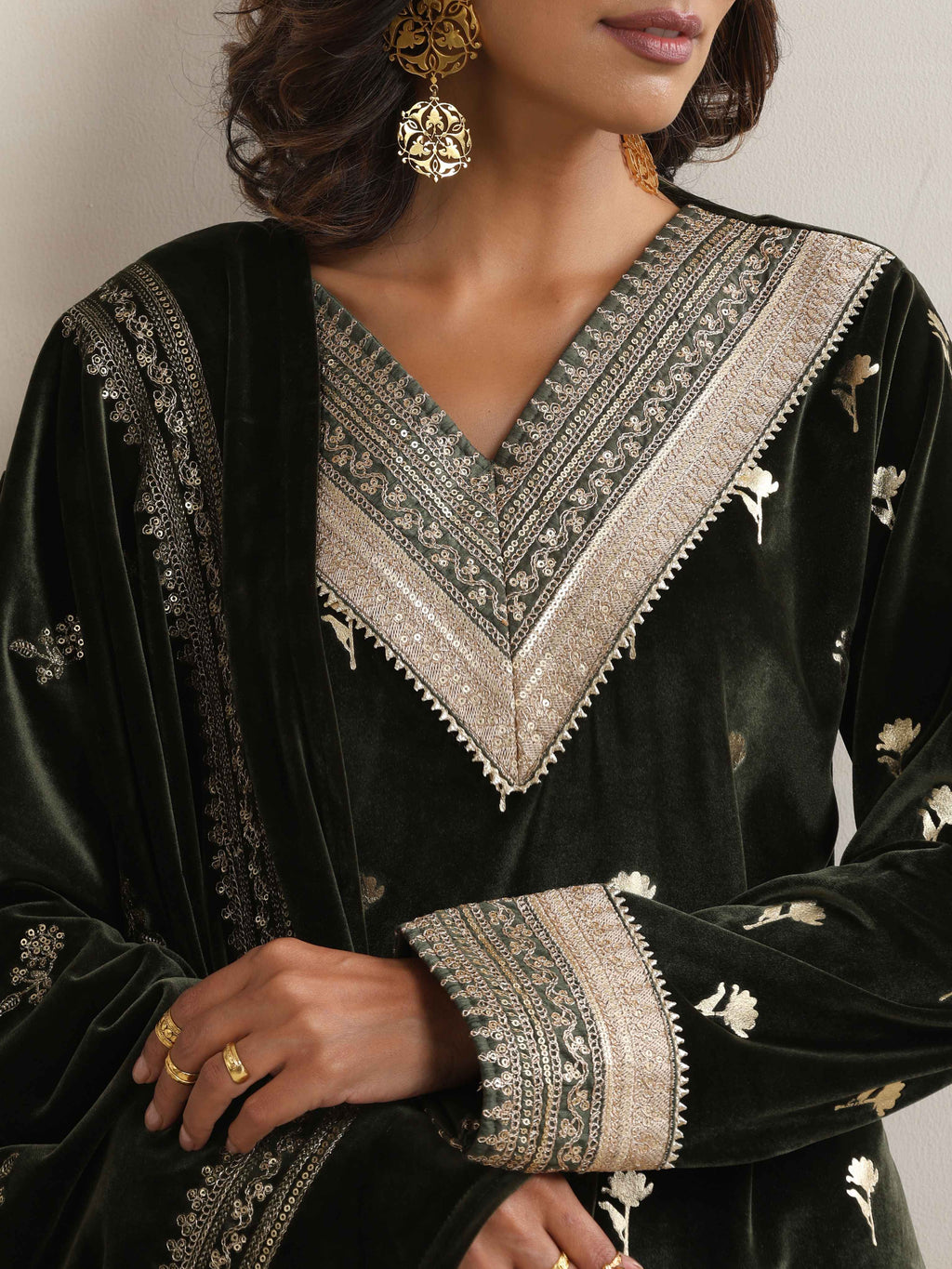 trueBrowns Green Velvet Floral Embroidered Kurta Pant Dupatta Set - Distacart