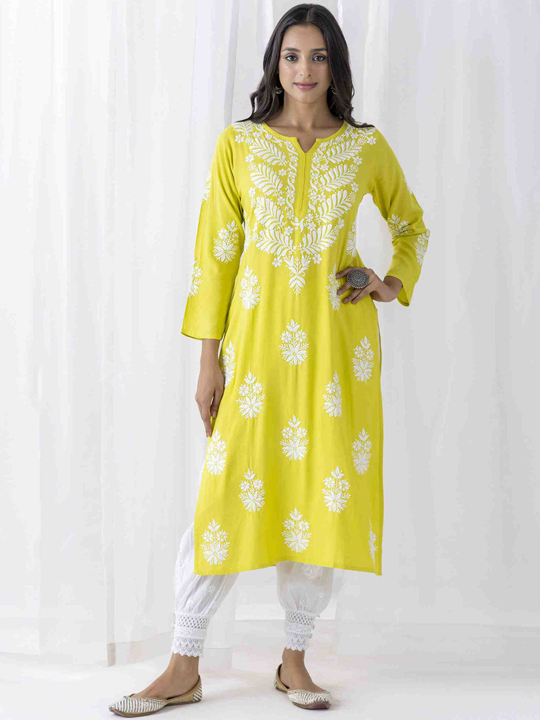 HOUSE OF KARI Floral Embroidered Chikankari Straight Kurta