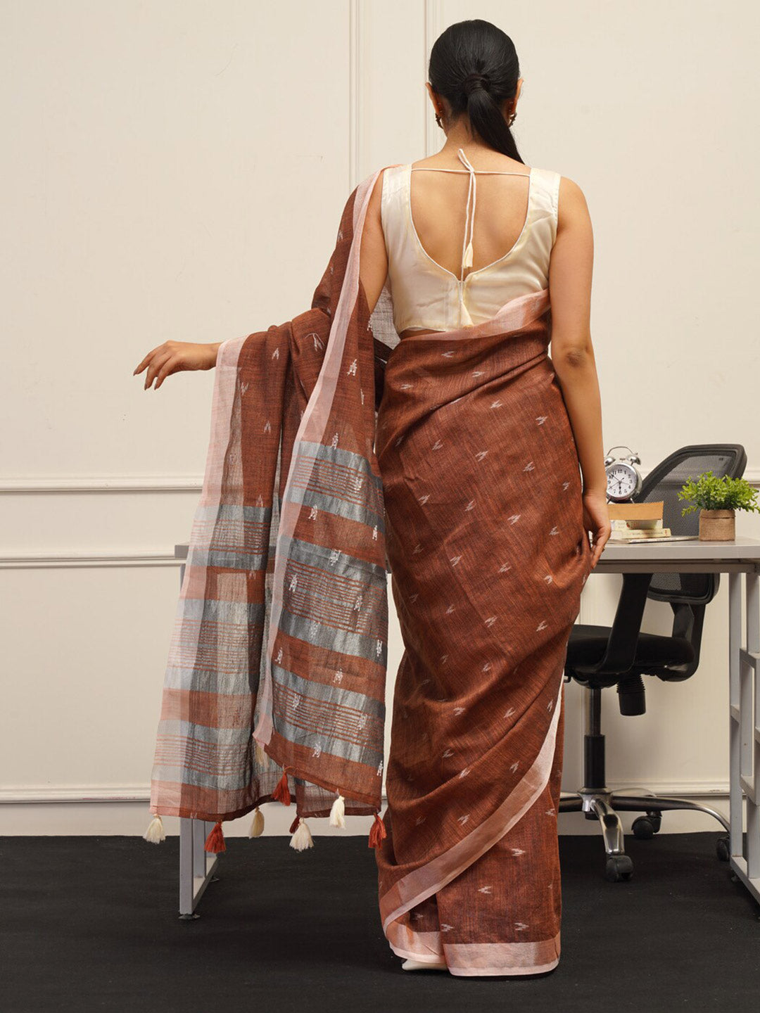 Tikhi Imli Rust Abstract Woven Design Zari Saree - Distacart