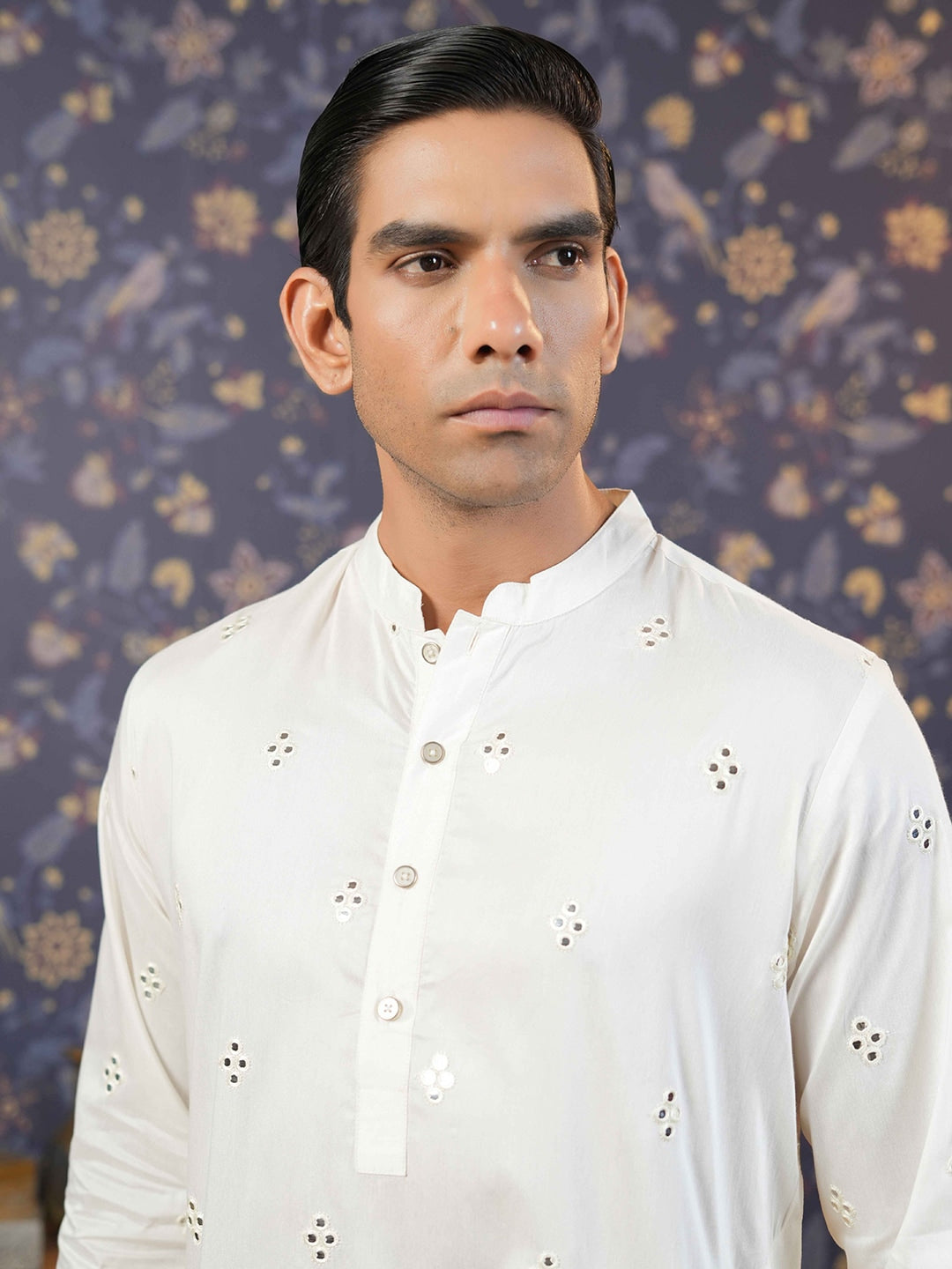 House of Pataudi Men Off White Geometric Embroidered Mirror Work Kurta
