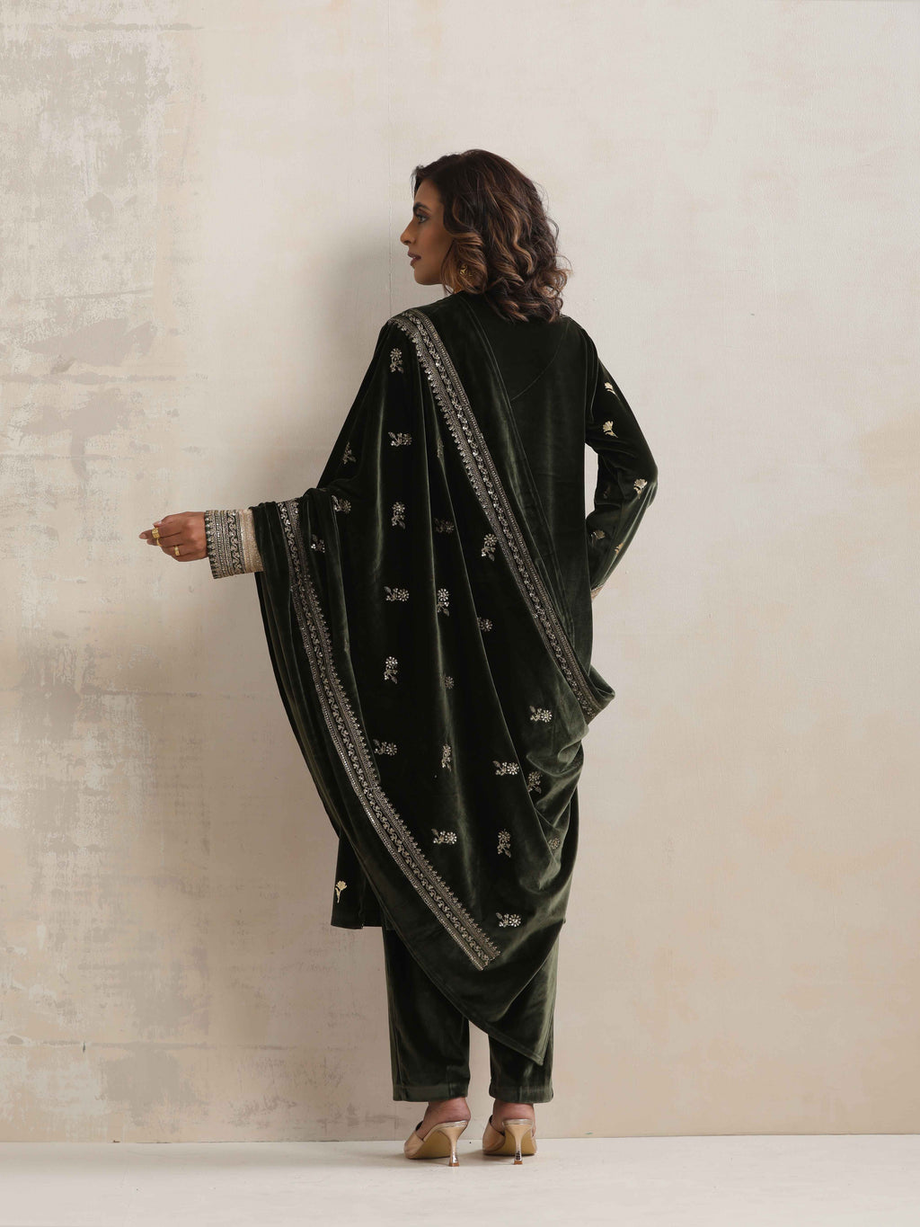 trueBrowns Green Velvet Floral Embroidered Kurta Pant Dupatta Set - Distacart