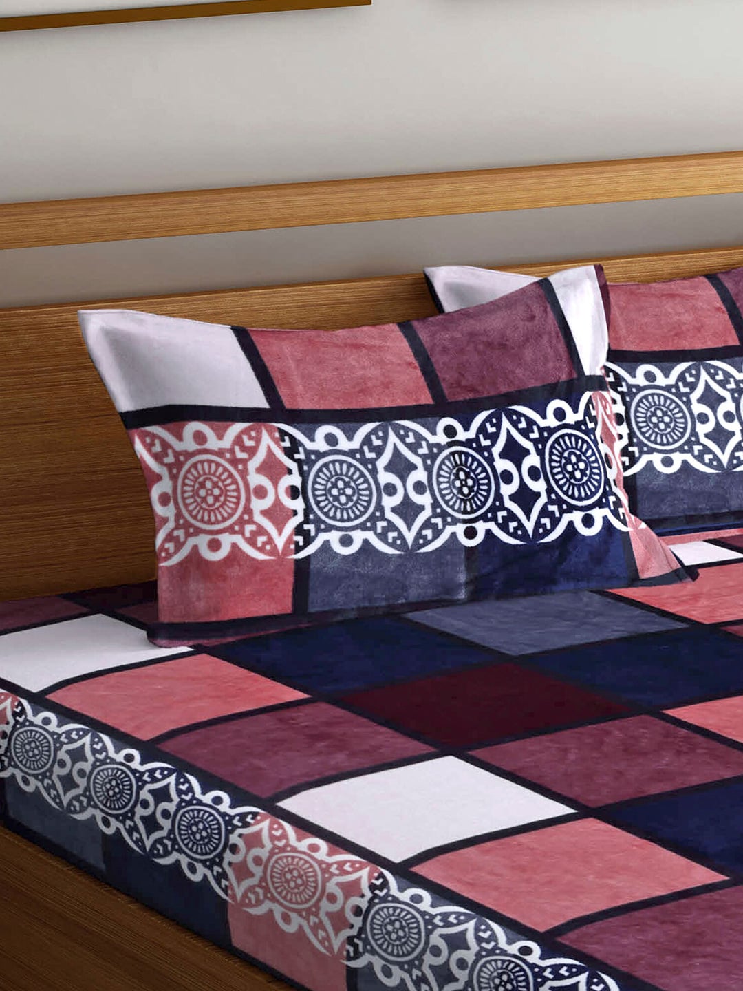 Stylespace by Isha Pink Geometric 300 TC Warm Velvet King Bedsheet & 2 Pillow Covers