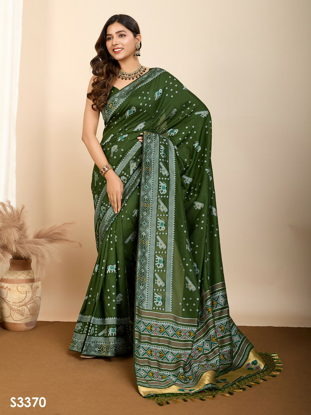 Green Soft Silk Woven Meenakari Designer Saree - Vedanti