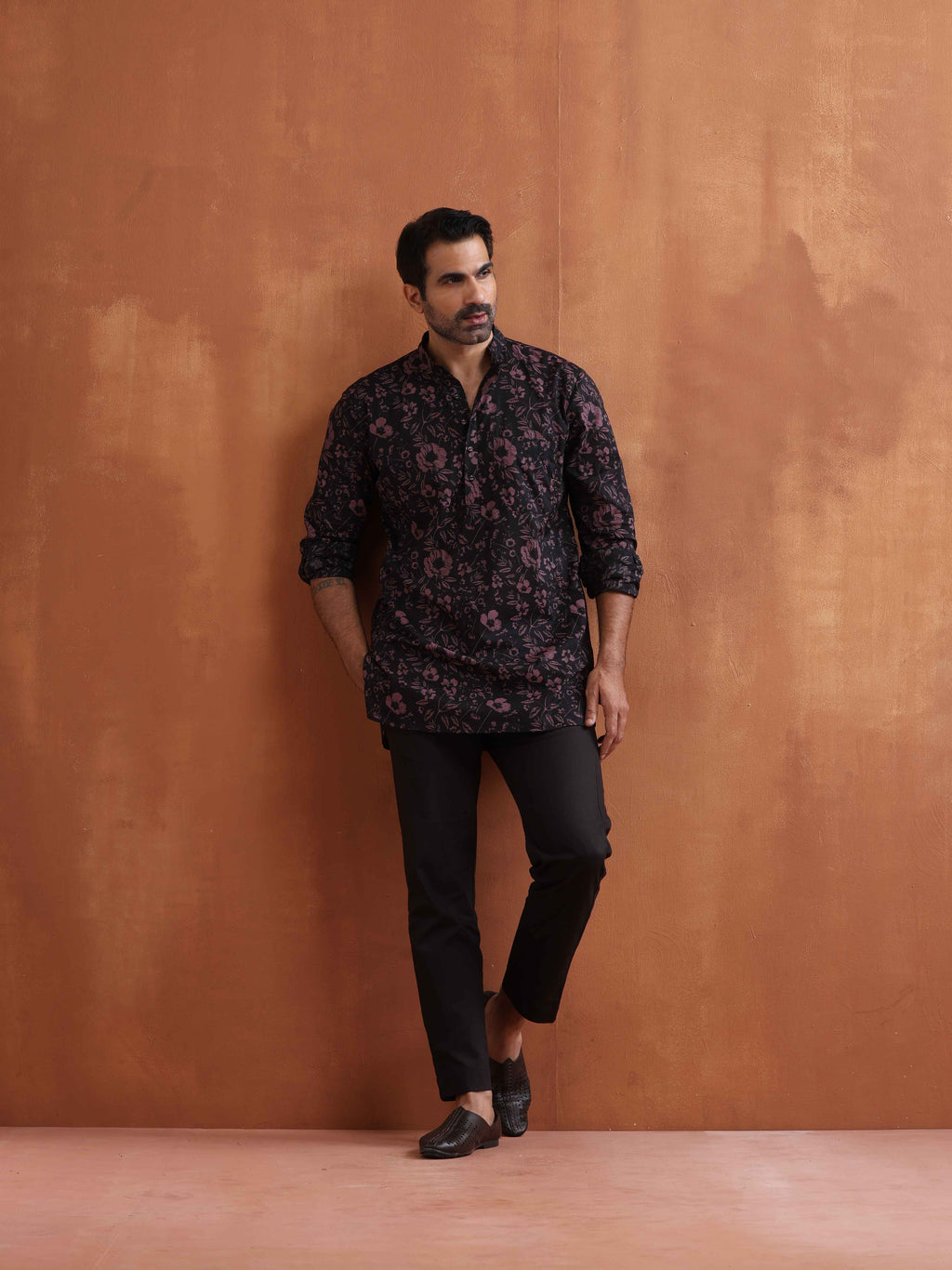trueBrowns Men's Black Floral Printed Short Kurta