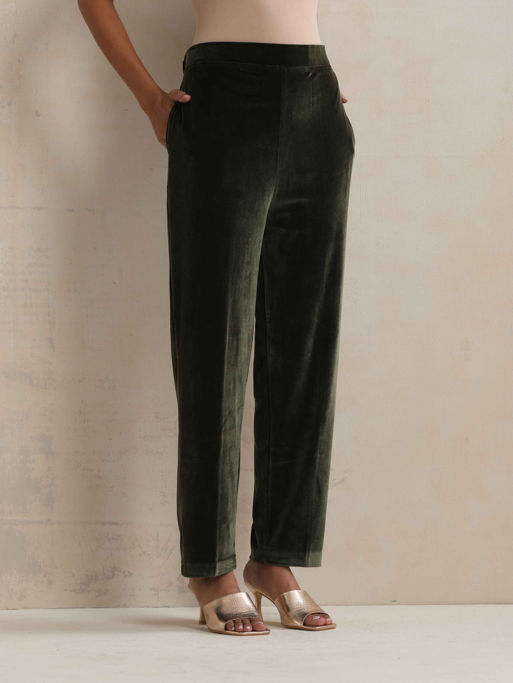 trueBrowns Green Velvet Floral Embroidered Kurta Pant Dupatta Set - Distacart
