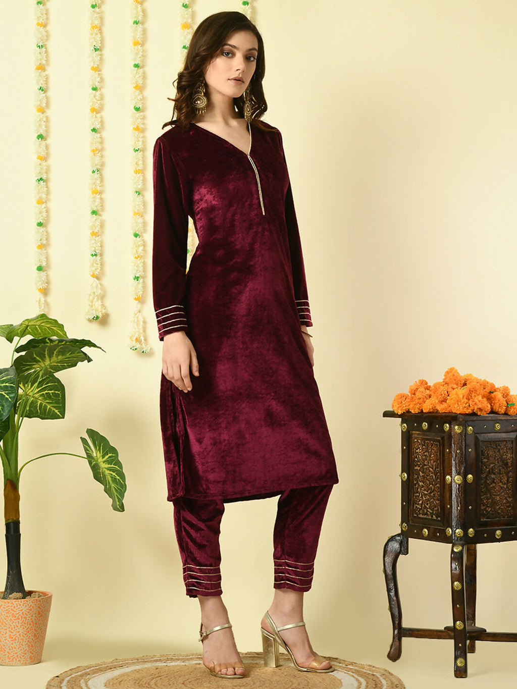 Myshka Women's Magenta Velvet Kurta With Trousers Party Sets