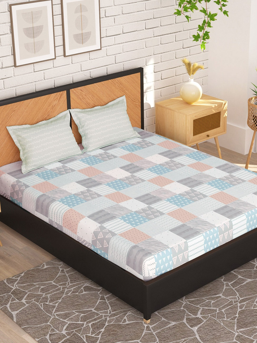 Story@home Arena Peach & White Geometric Microfiber 180TC Queen Bedsheet & 2 Pillow Covers