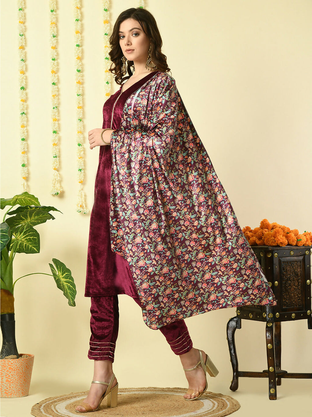 Myshka Women's Magenta Velvet Kurta & Trousers With Dupatta Party Sets