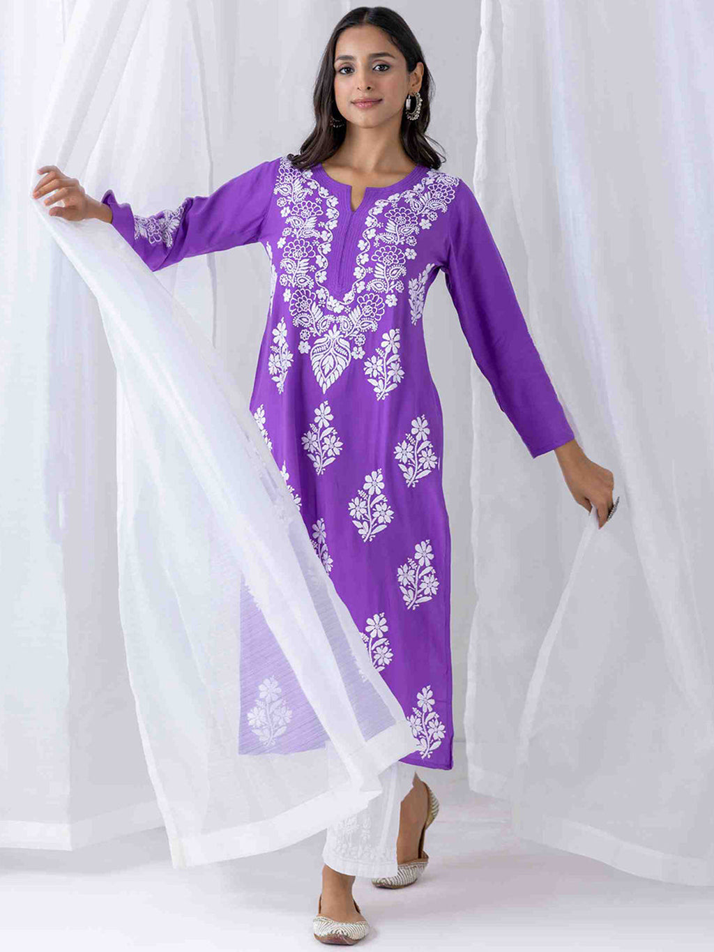 HOUSE OF KARI Floral Chikankari Embroidered Notched Round Neck Straight Kurta