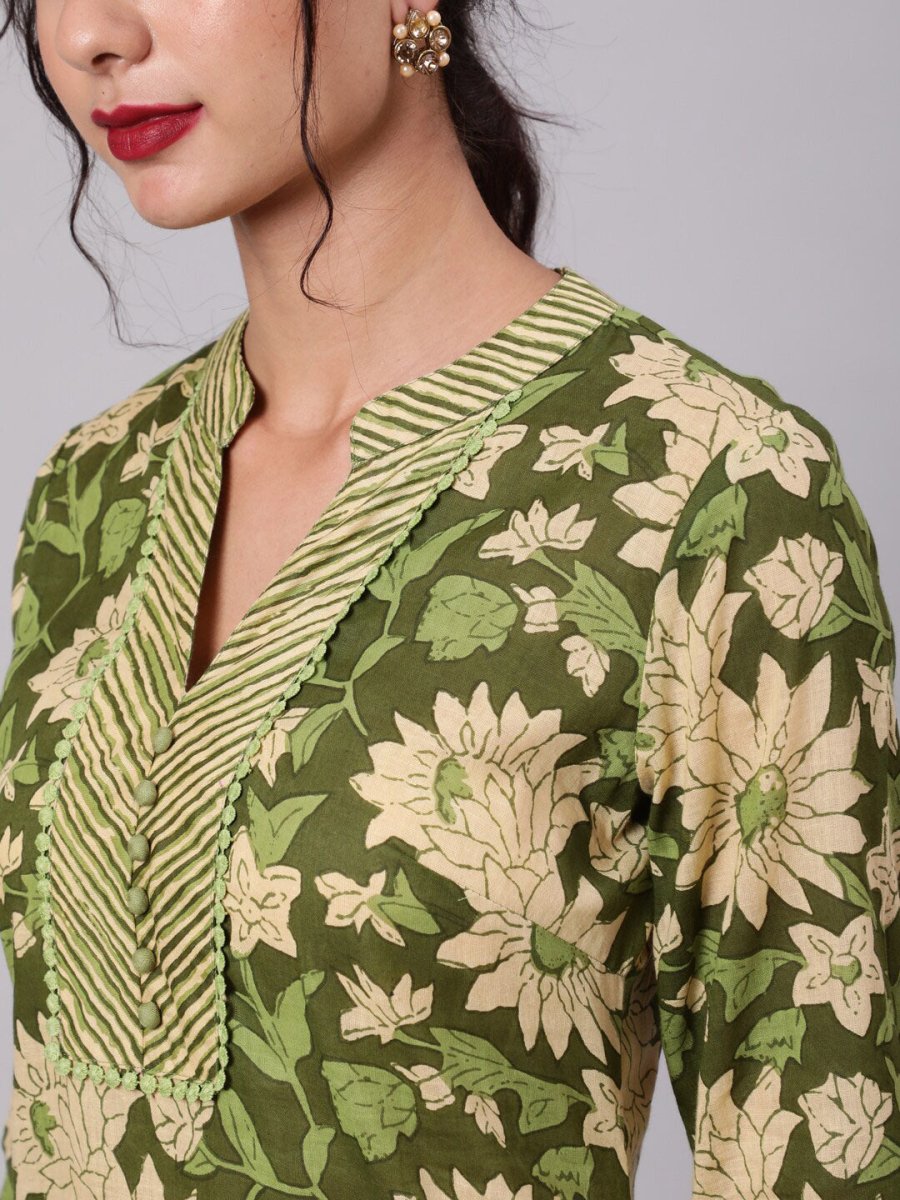 Aks Floral Printed Mandarin Collar Pure Cotton Kurta with Trousers