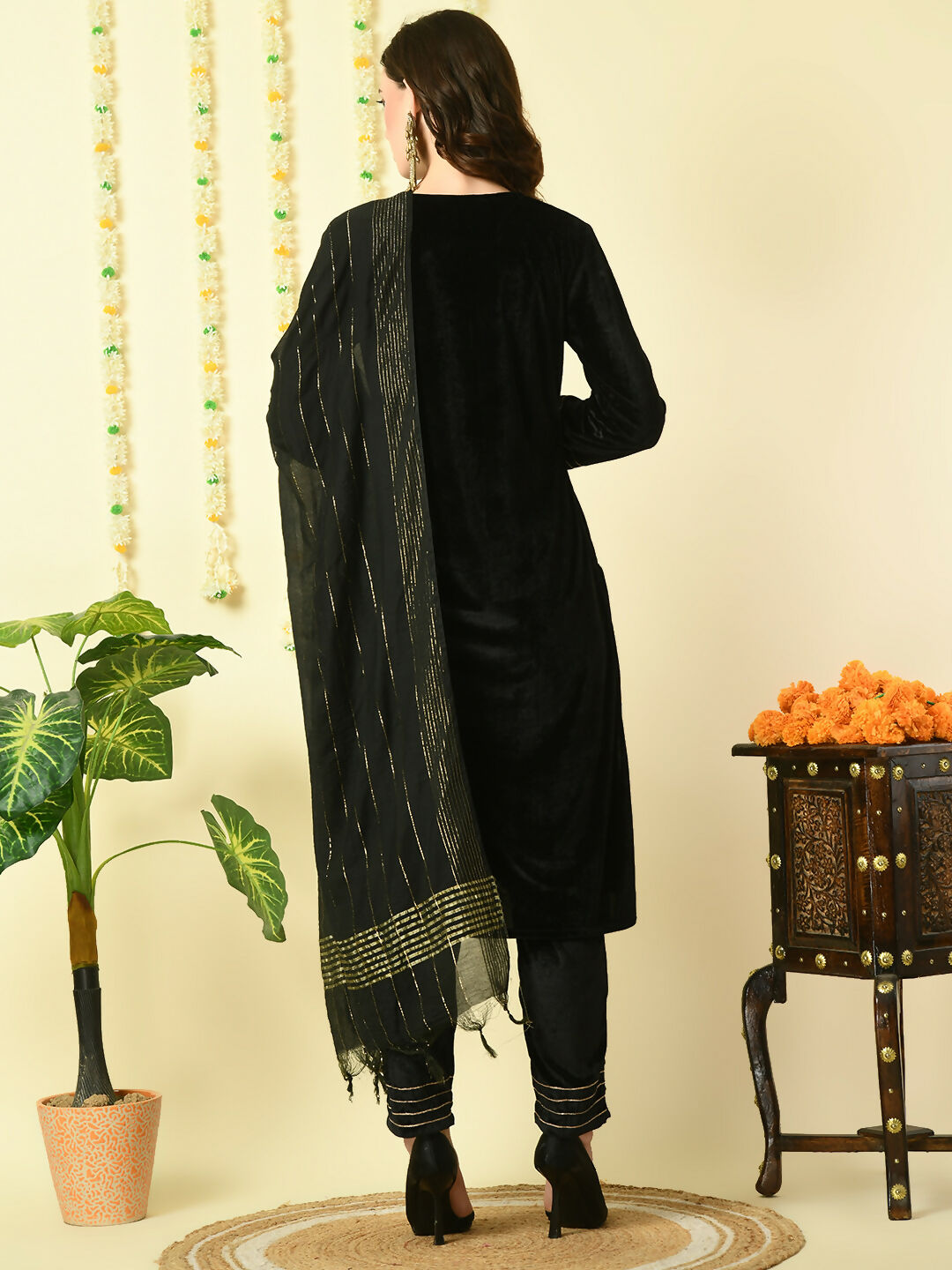 Myshka Women's Black Velvet Kurta & Trousers With Dupatta Party Sets