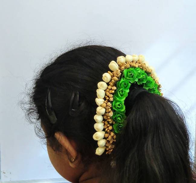 Green & White Rose Gajra
