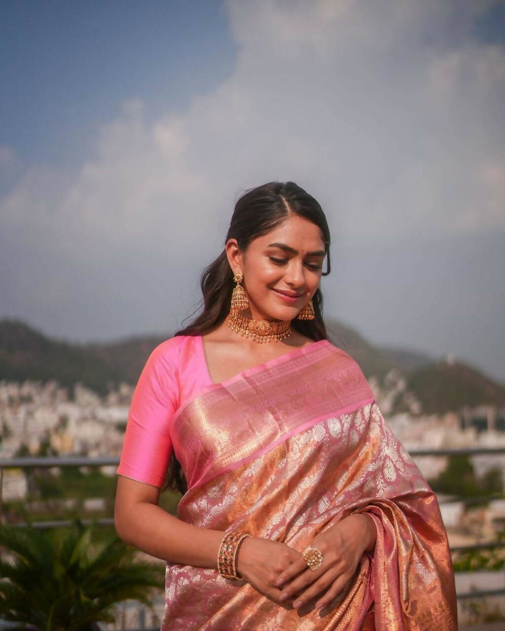 DEIANA'S Beautiful Designer Golden zari Soft Lichi Silk Saree - Pink