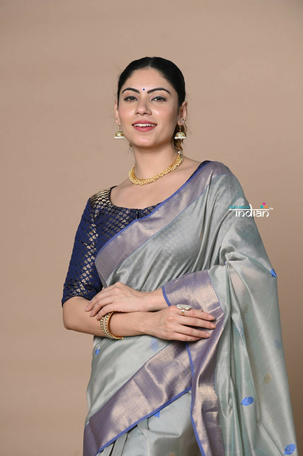 Very Much Indian Rajsi - Handloom Ari Checks Cotton Silk Saree With Golden Border - Grey