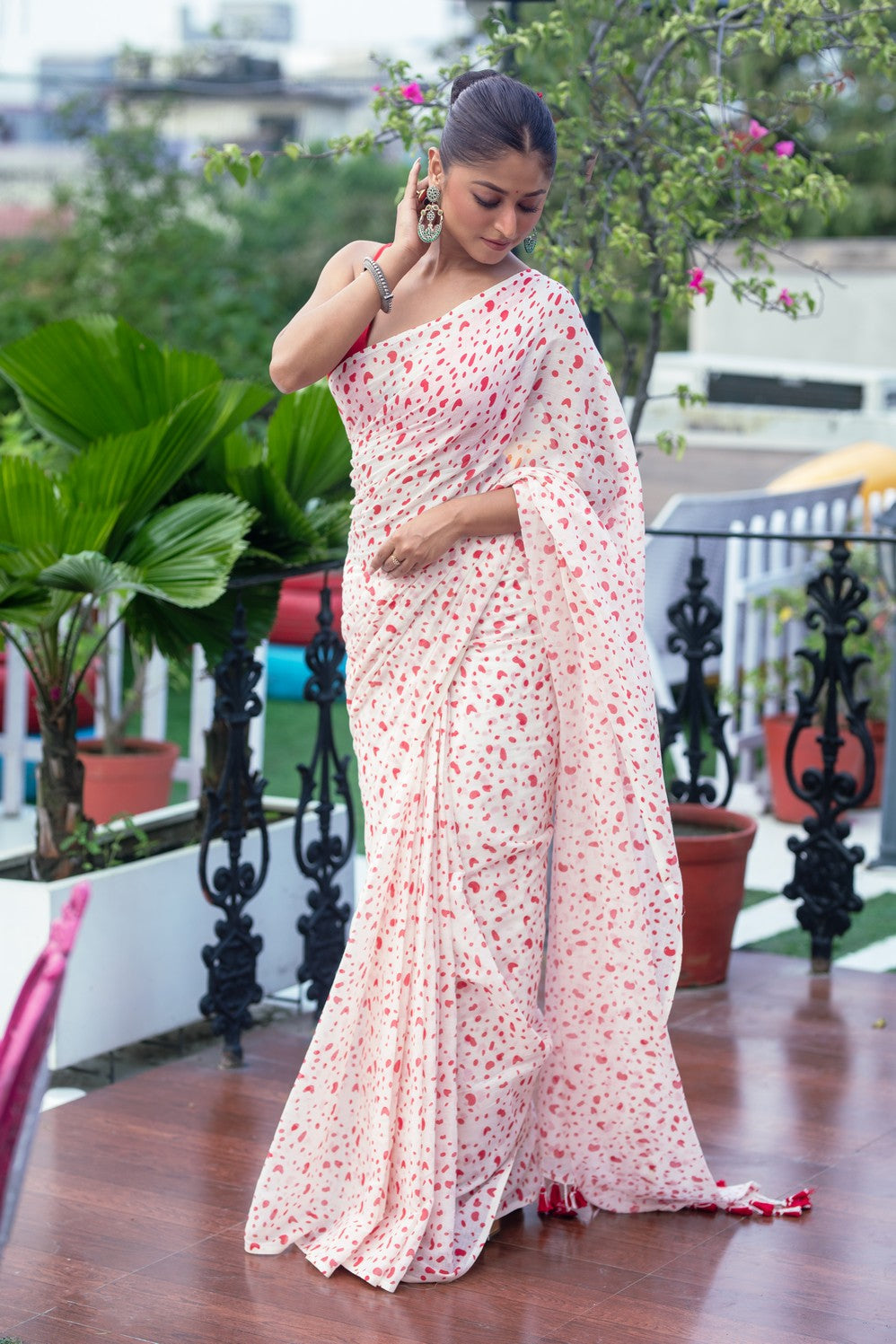 Very Much Indian Mastaani - Pure Mul Cotton Handloom Saree with Beautiful Heart Prints - Red - Distacart