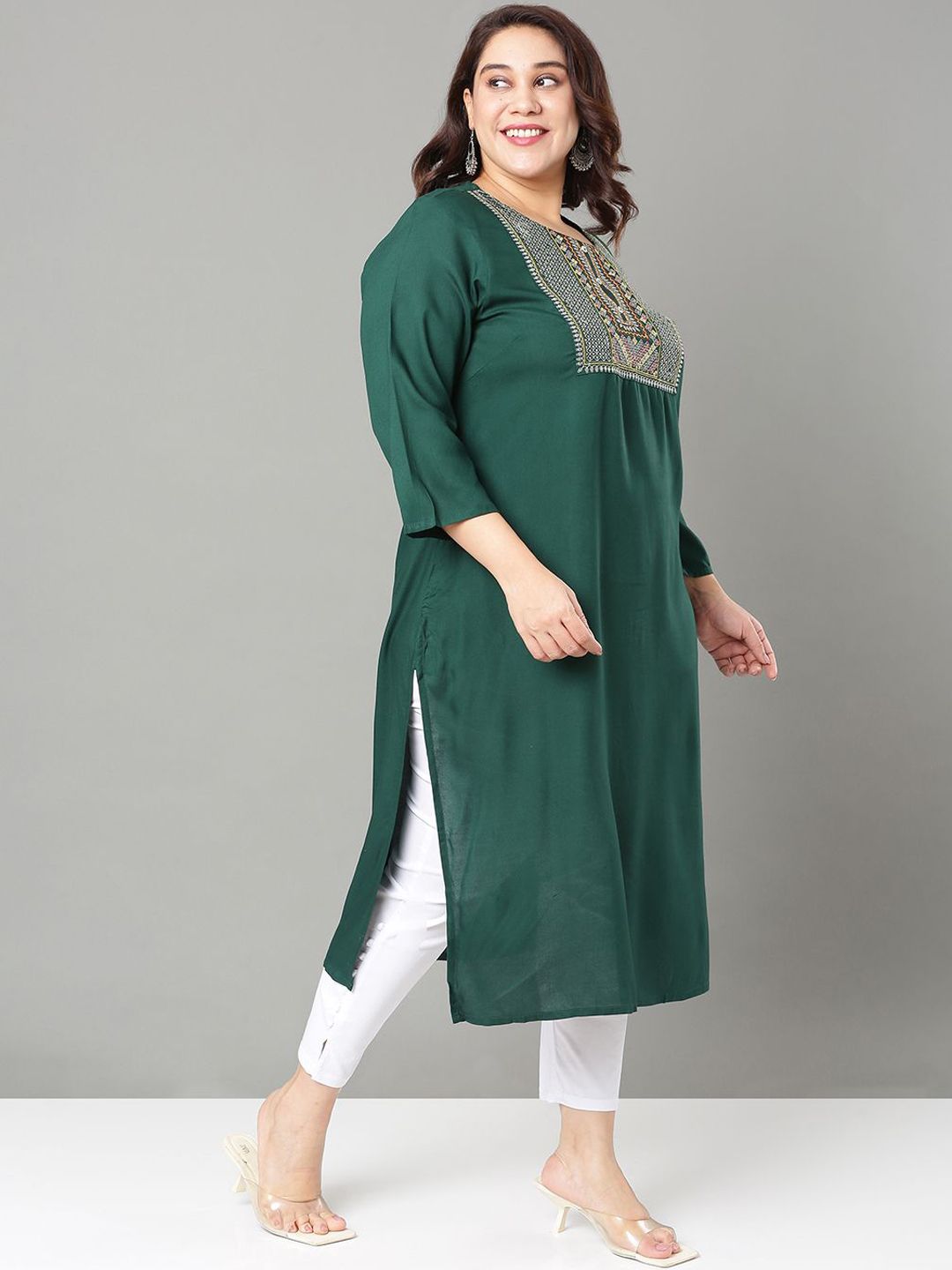 Sztori Plus Size Geometric Embroidered Thread Work Straight Kurta